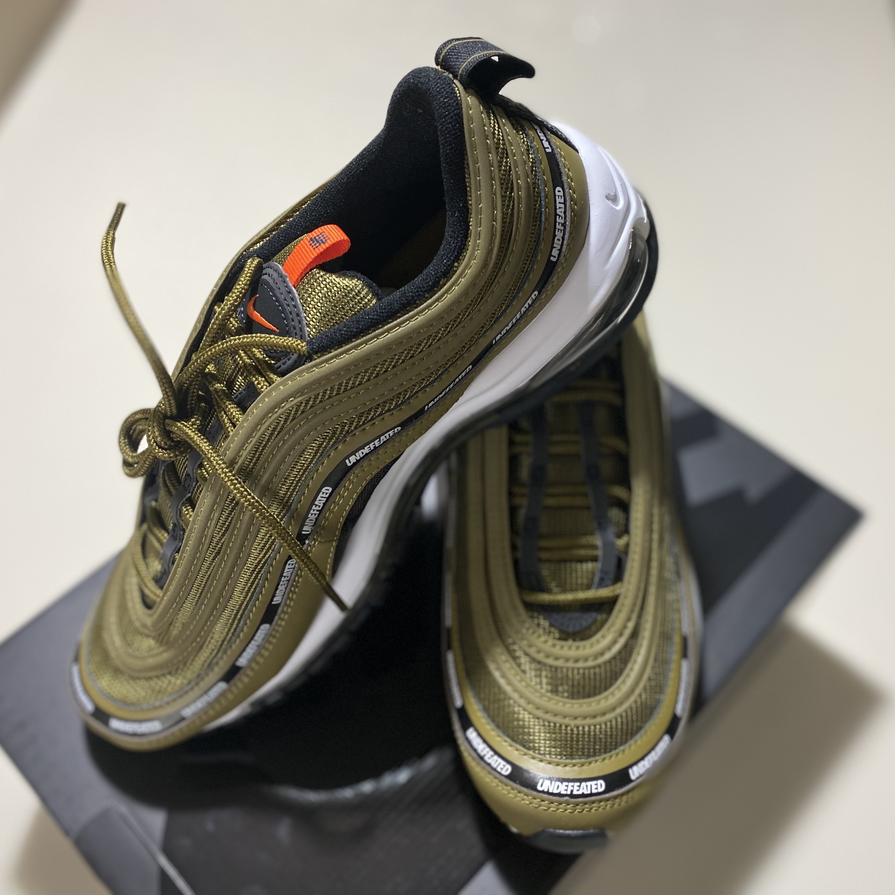 Nike x Undefeated Air Max 97 Militia Green, Jordan 1 Mid Black Hyper Royal 착용 스타일 - 1