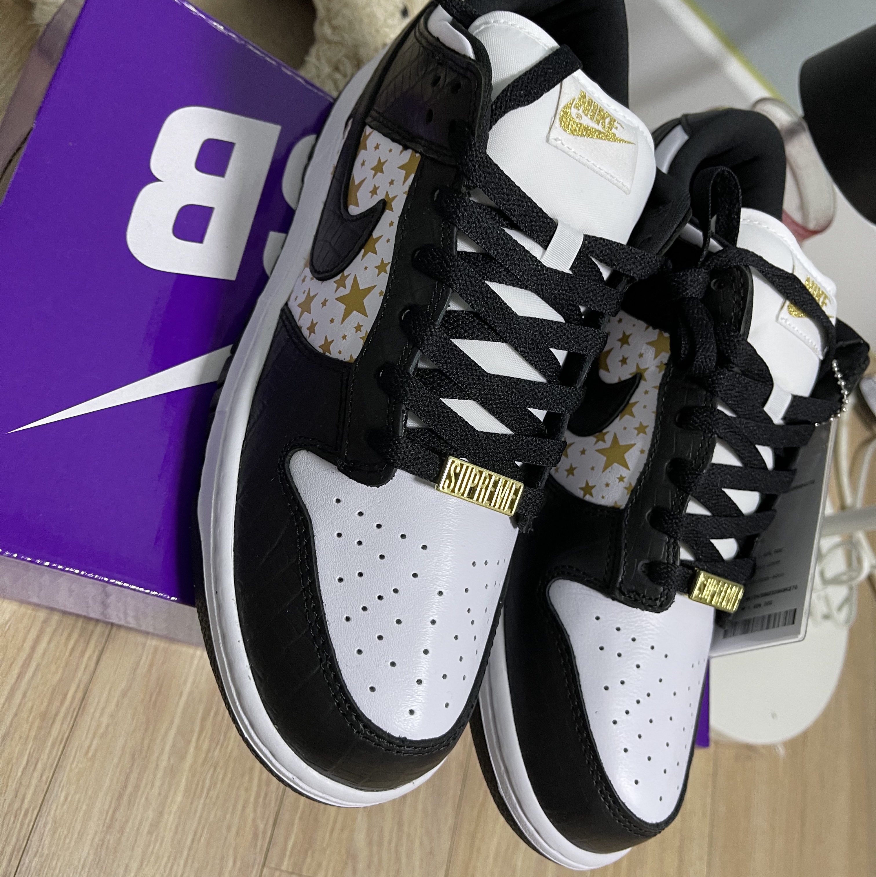 Nike x Supreme SB Dunk Low Black 착용 스타일