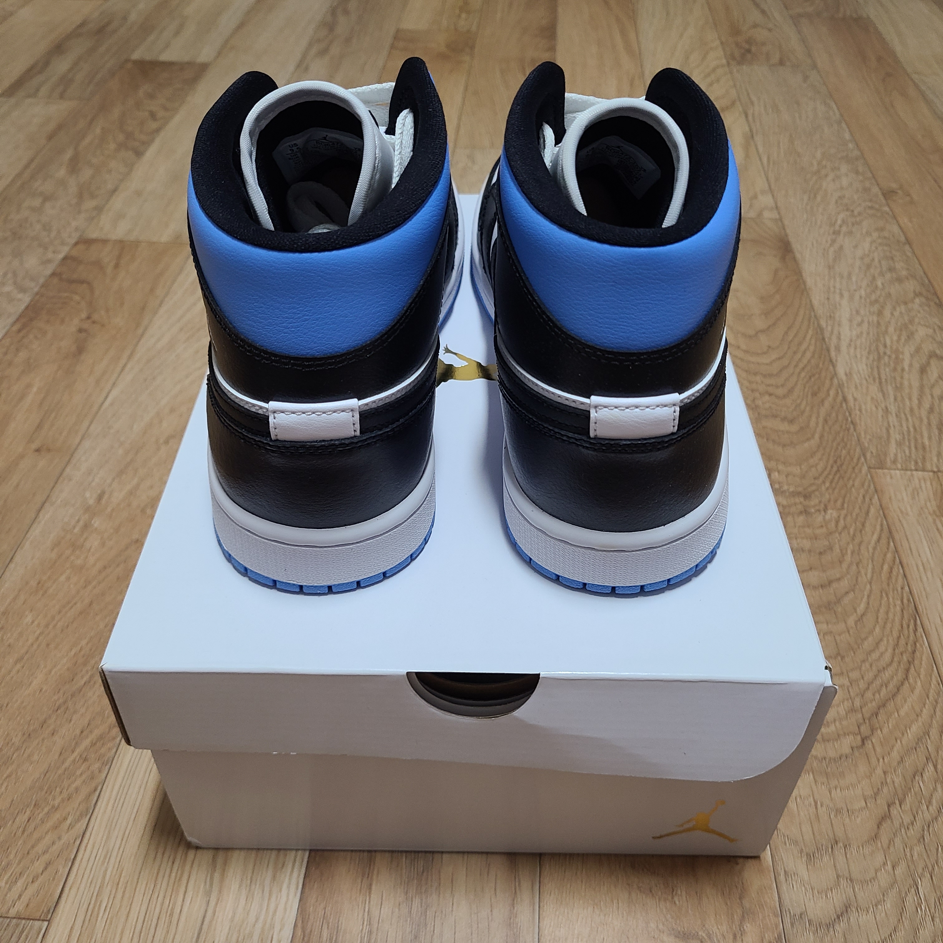 (W) Jordan 1 Mid White Black University Blue 착용 스타일 - 3