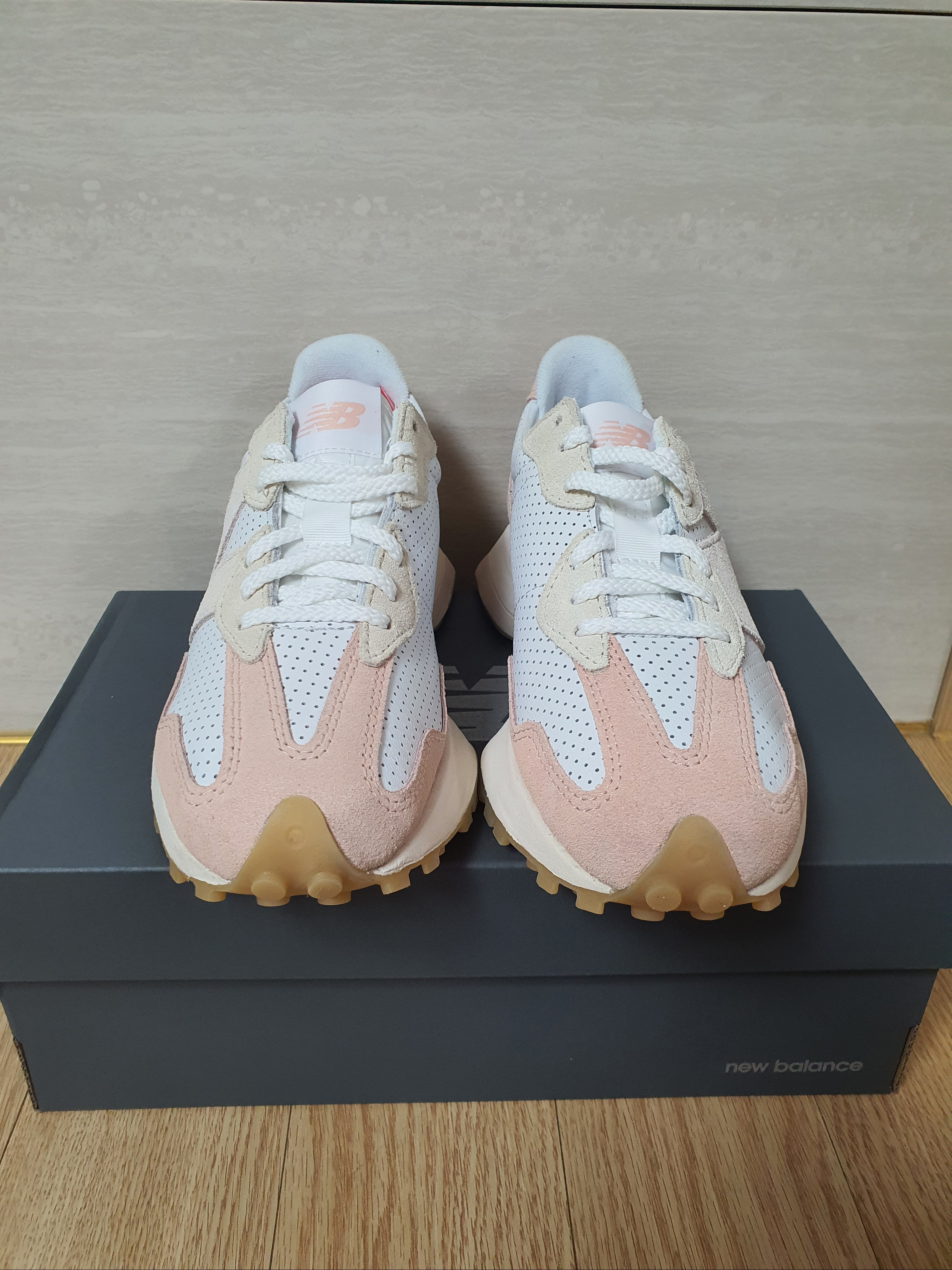 (W) New Balance 327 Pink - JD Sports Exclusive 착용 스타일 - 2