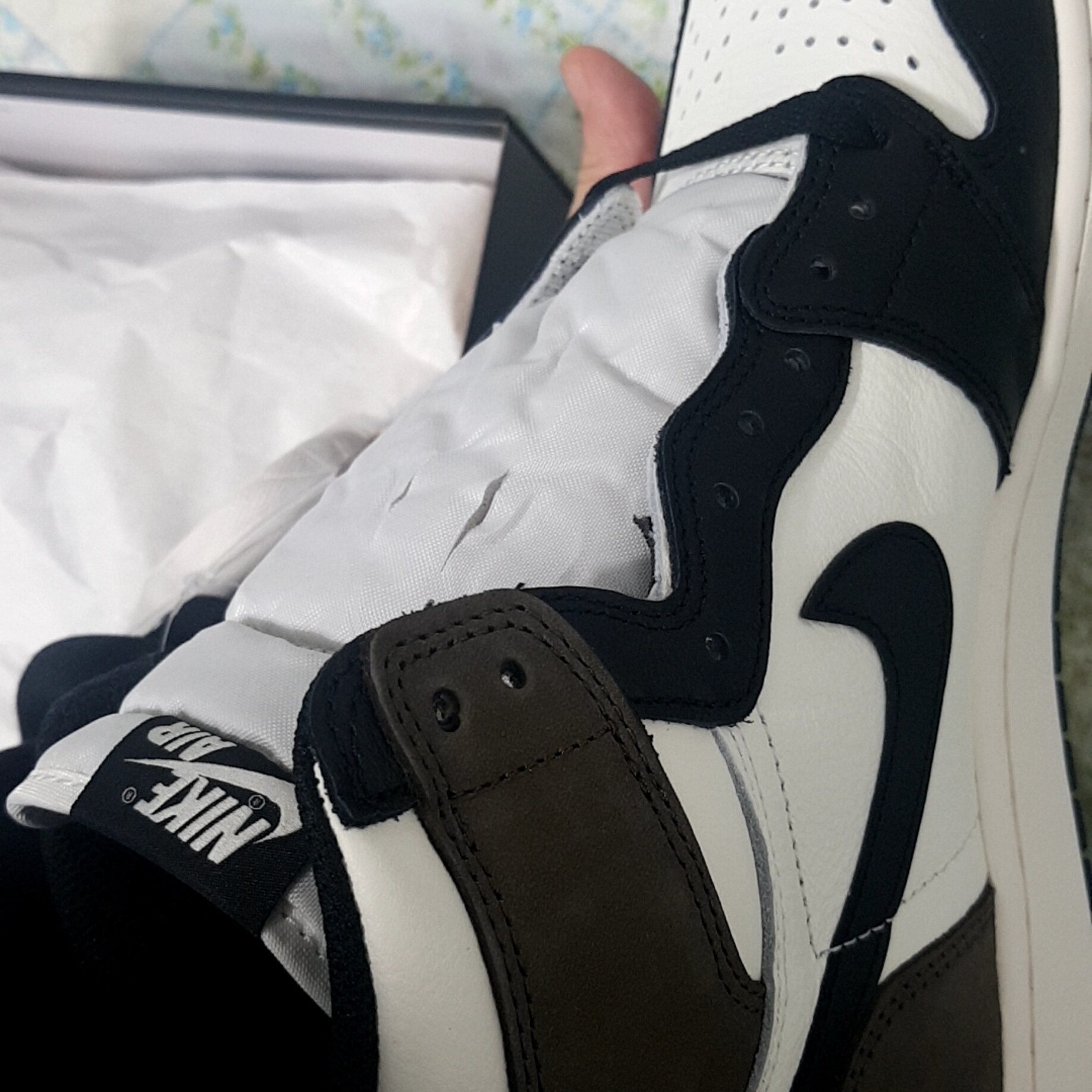 Jordan 1 Retro High OG Black Mocha 착용 스타일 - 2