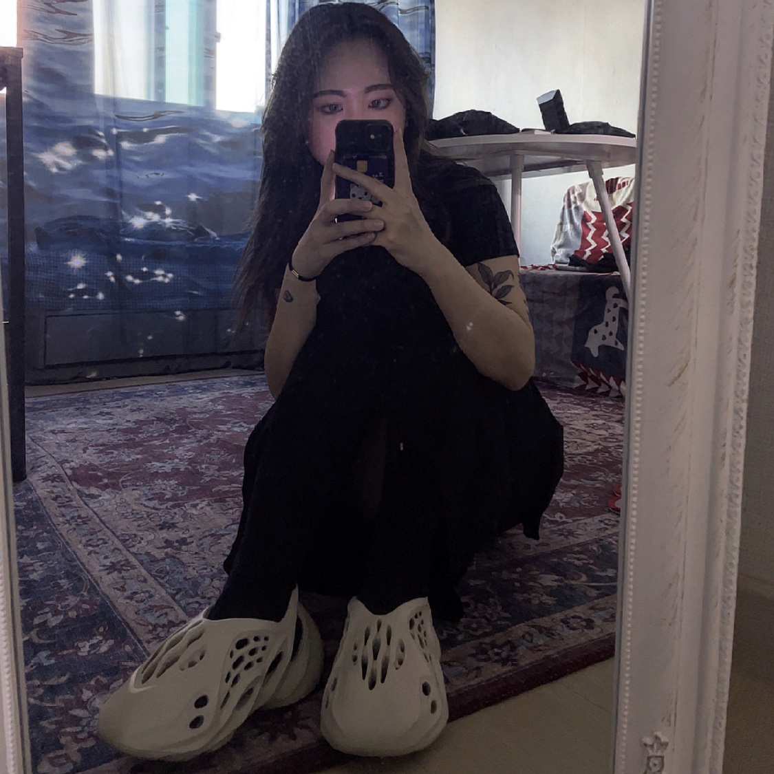 Adidas Yeezy Foam RNNR Sand 착용 스타일