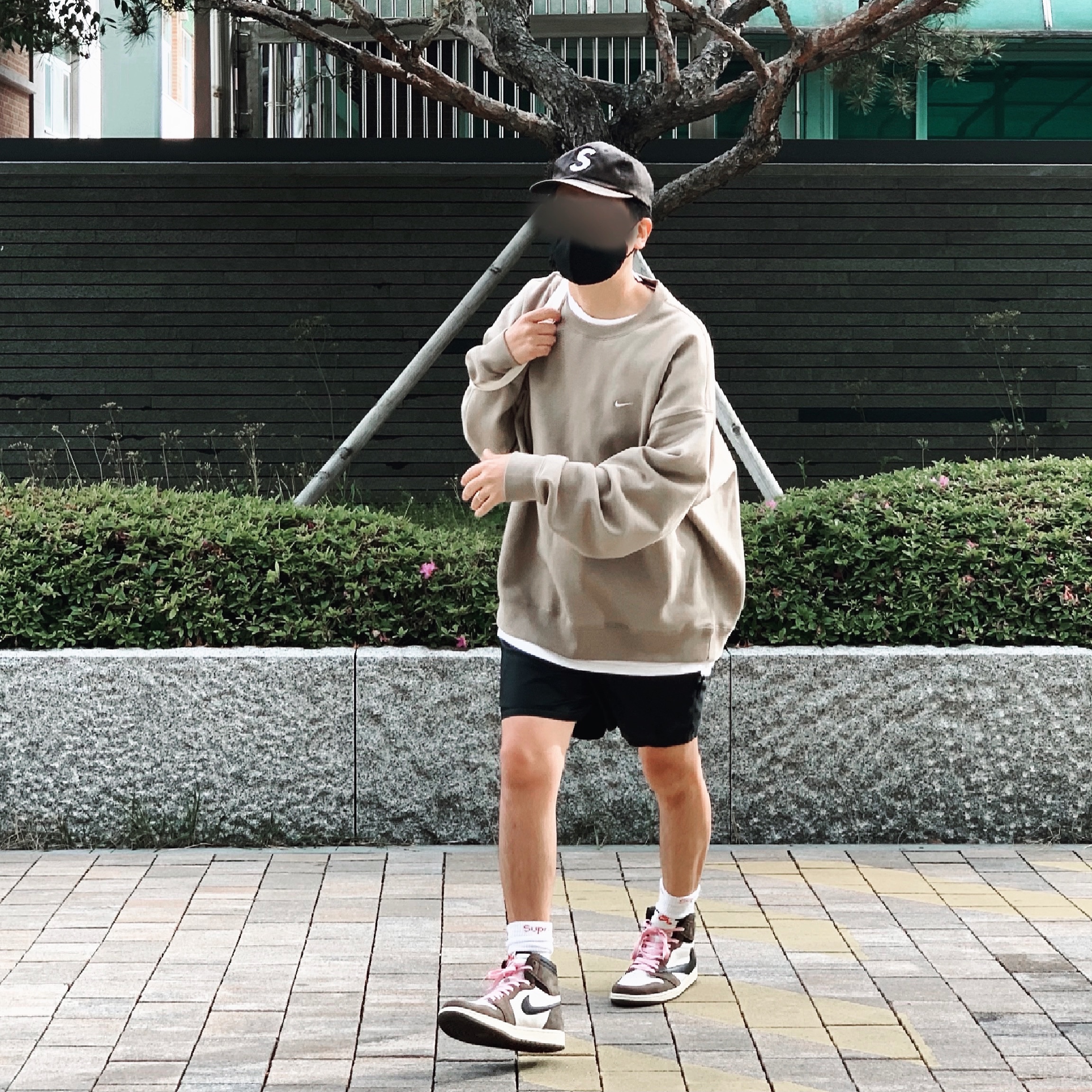 Jordan 1 x Travis Scott Retro High OG SP Mocha 착용 스타일 - 1