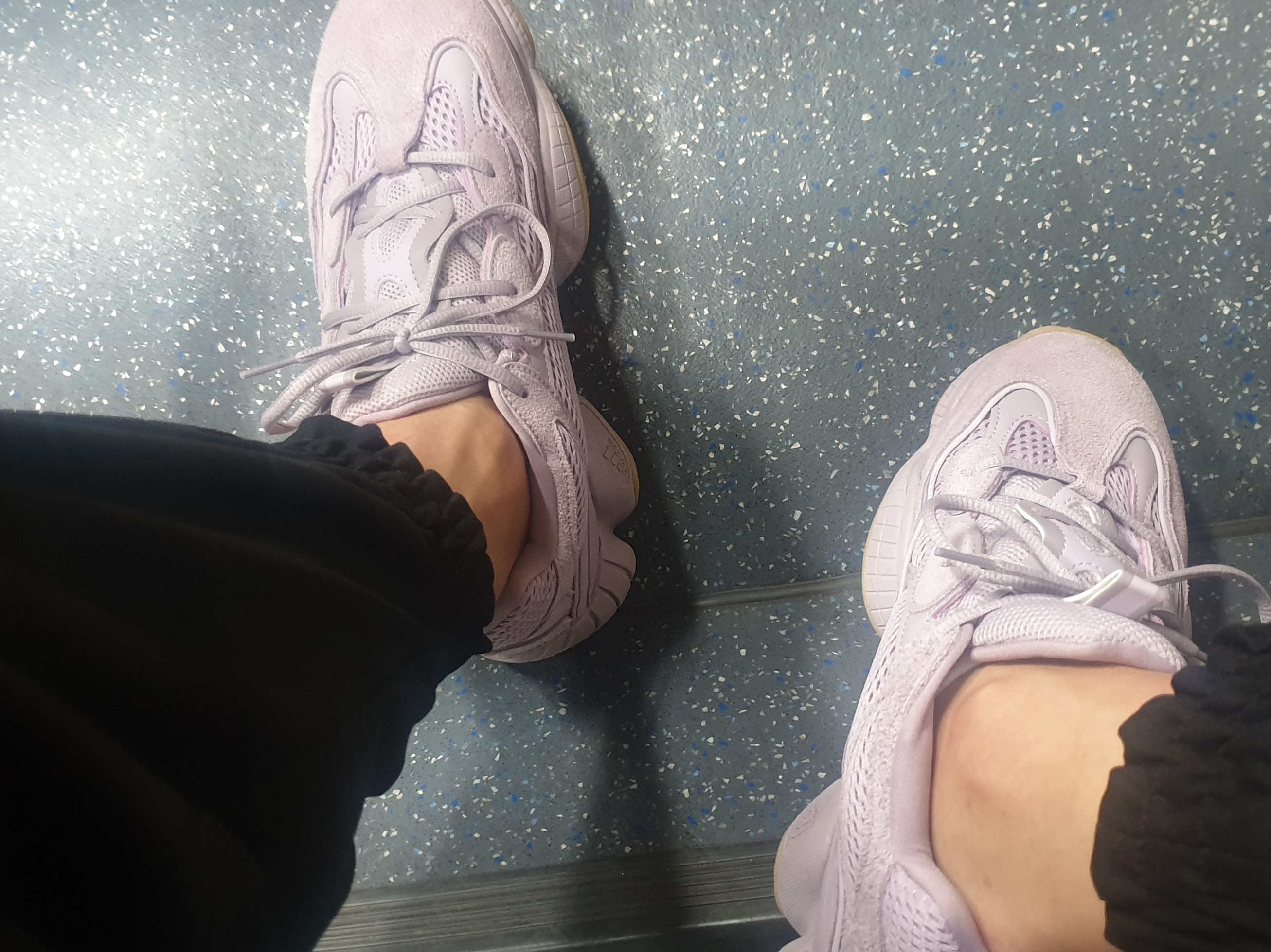 Adidas Yeezy 500 Soft Vision 착용 스타일