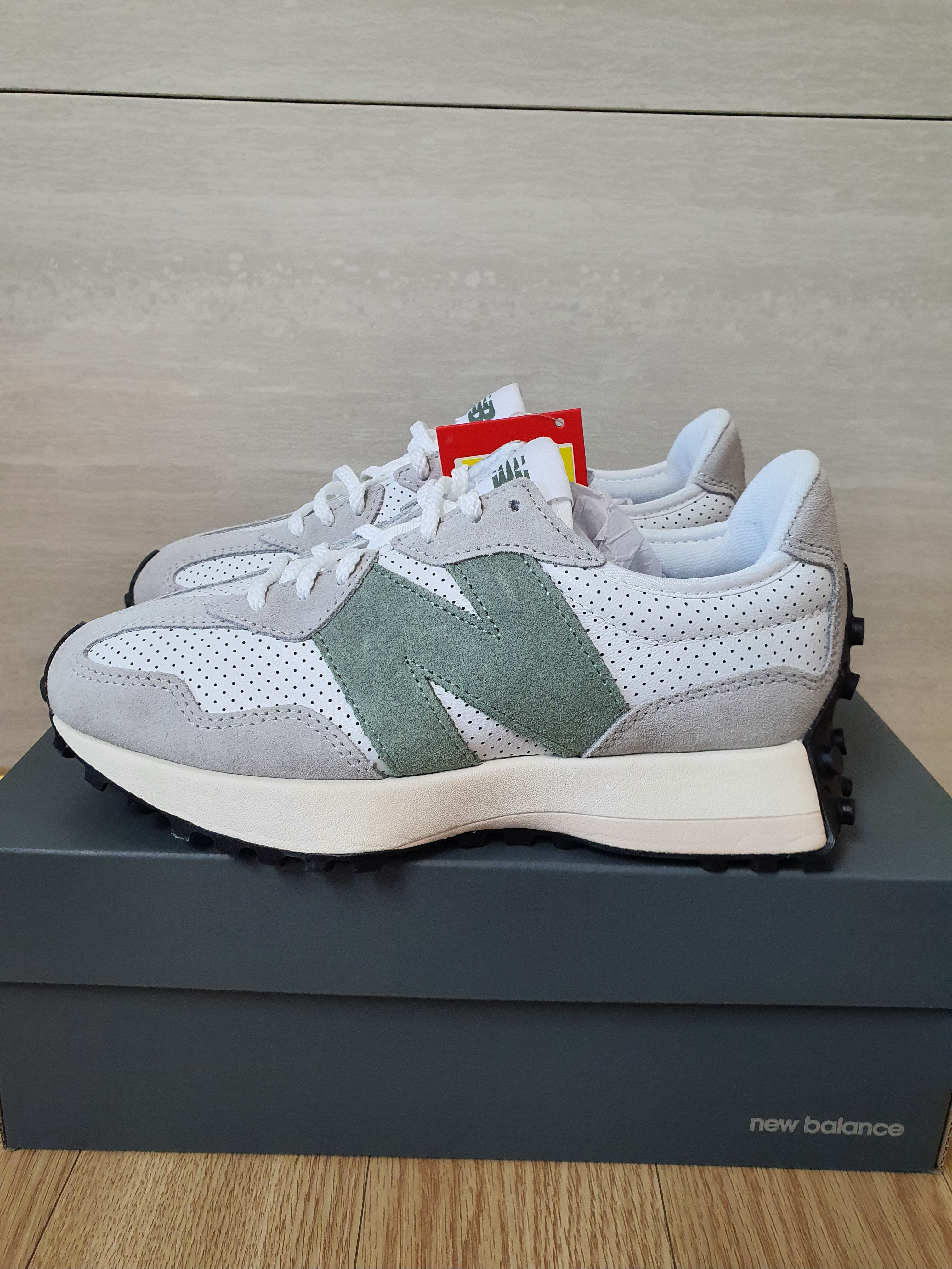 (W) New Balance 327 Grey Green - JD Sports Exclusive 착용 스타일 - 3