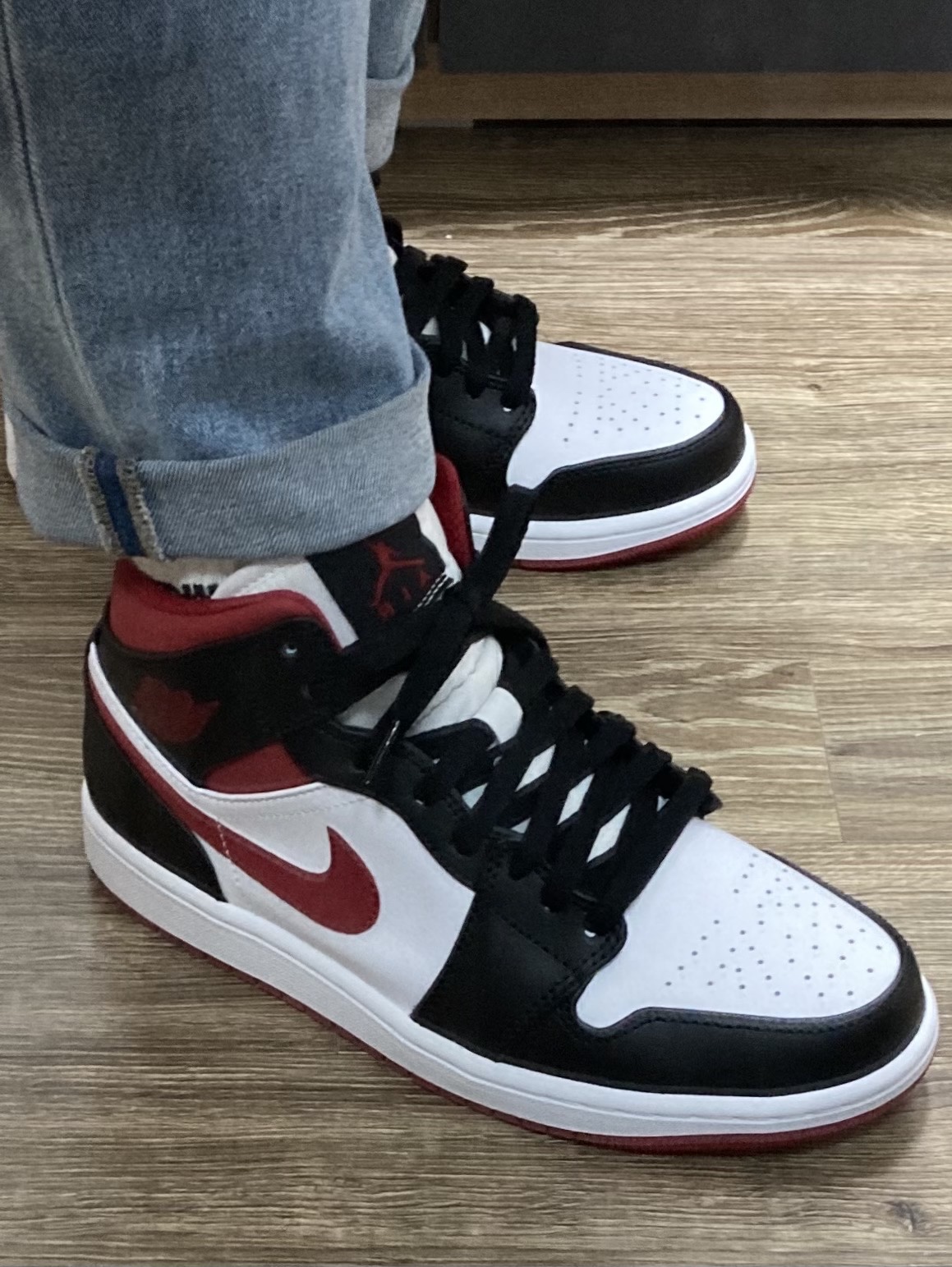 Jordan 1 Mid Gym Red Black White 착용 스타일 - 2