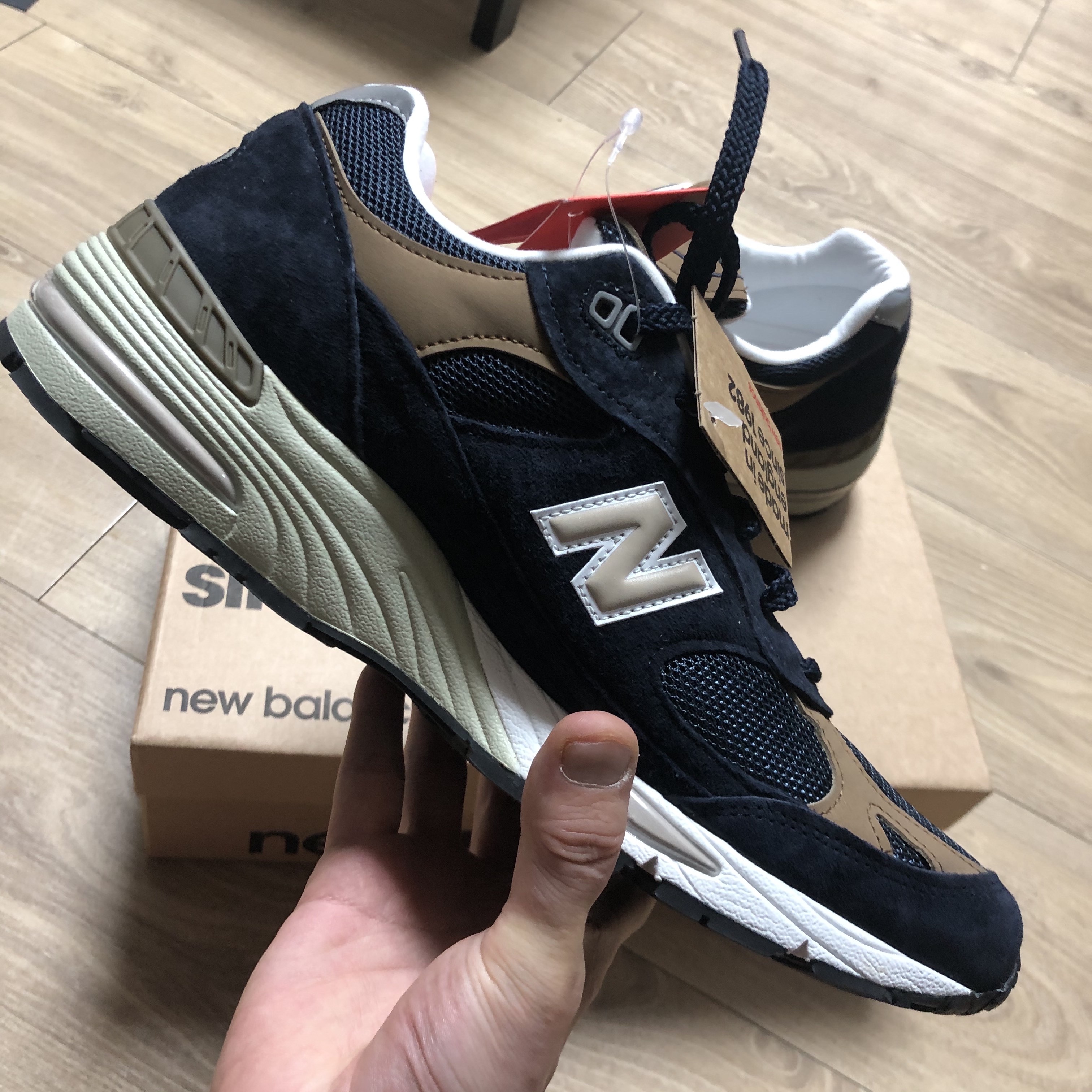 New Balance 991 Made in UK Navy Tan 착용 스타일 - 3