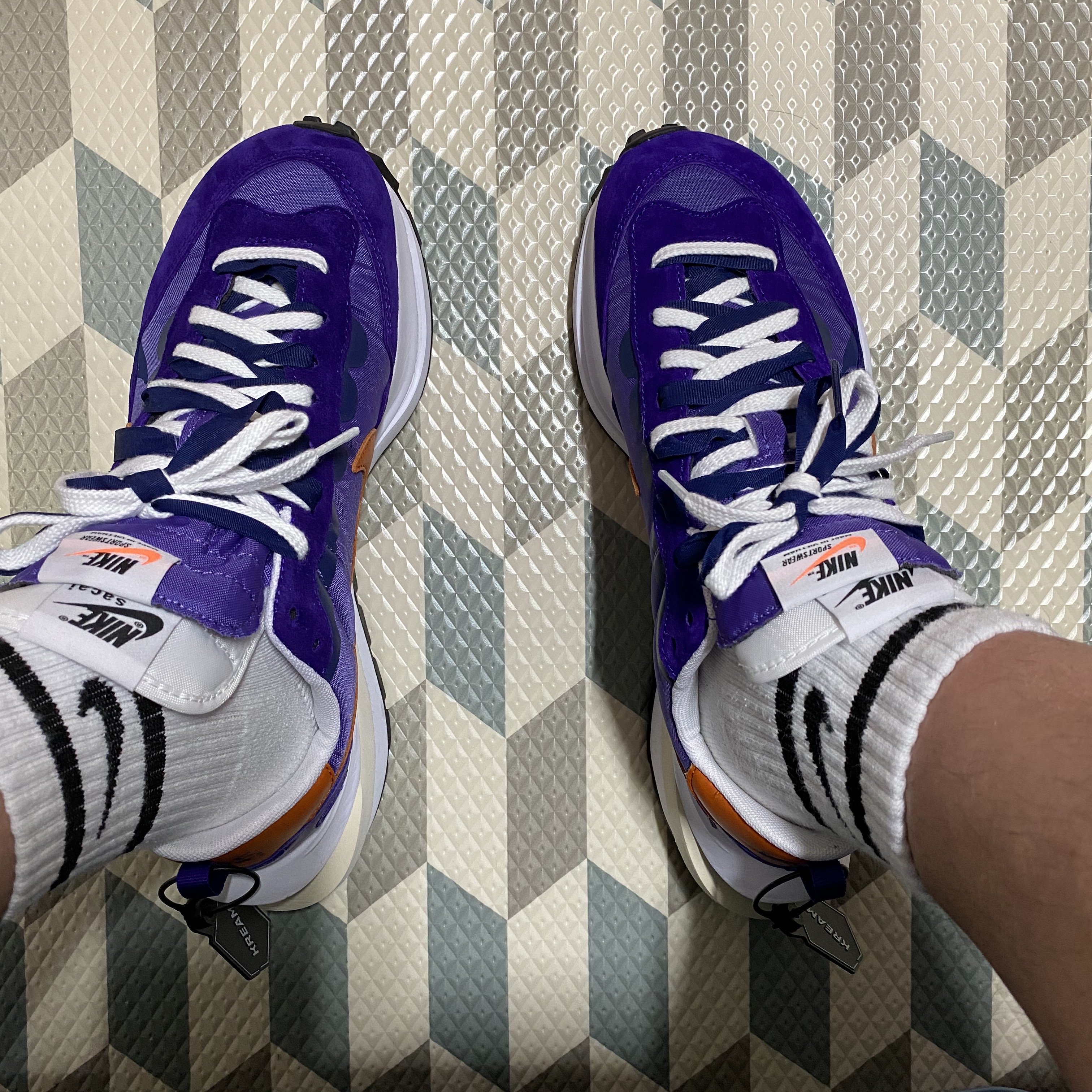 Nike x Sacai VaporWaffle Dark Iris 착용 스타일 - 2