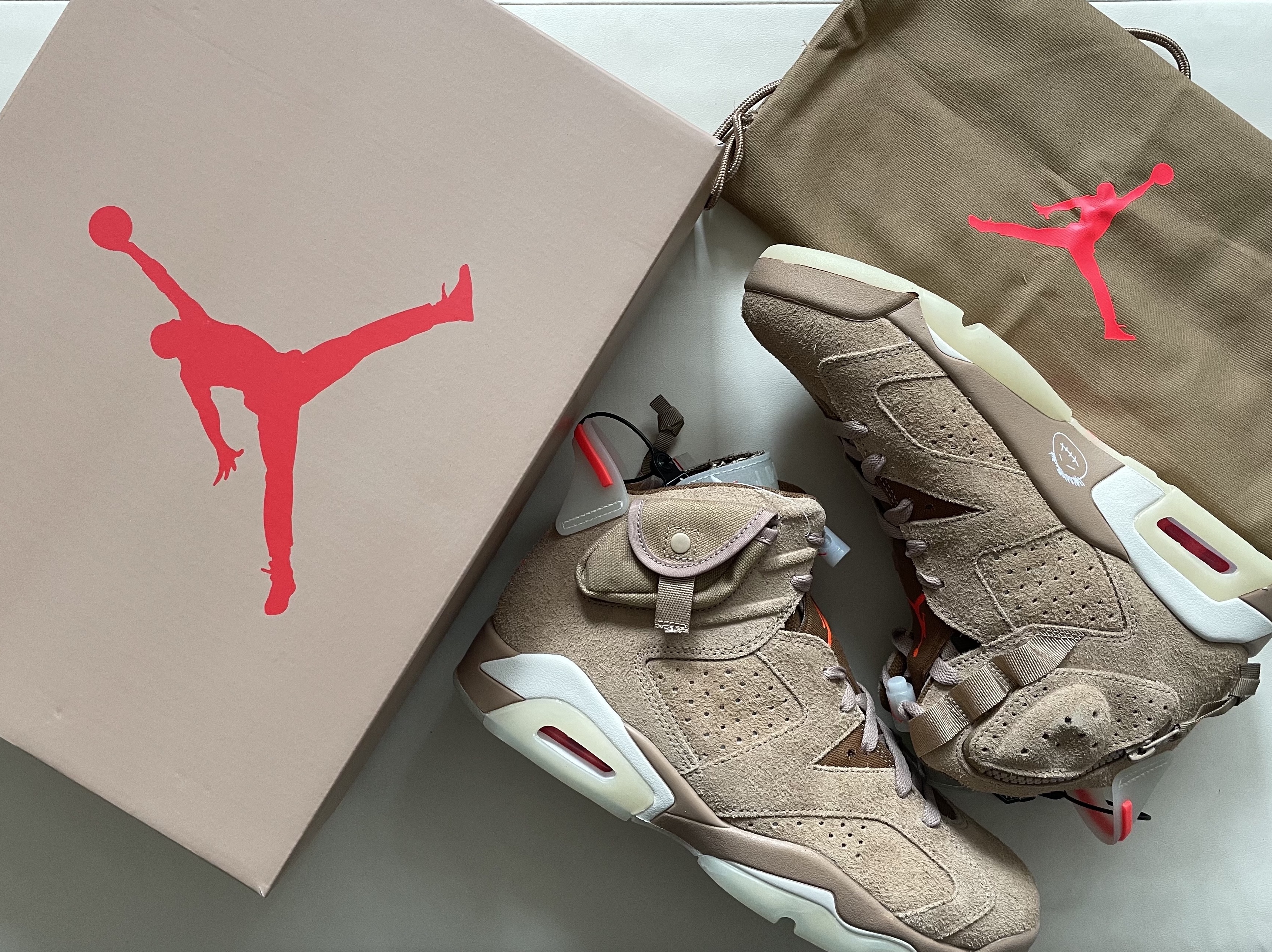 Jordan 6 x Travis Scott Retro SP British Khaki 착용 스타일