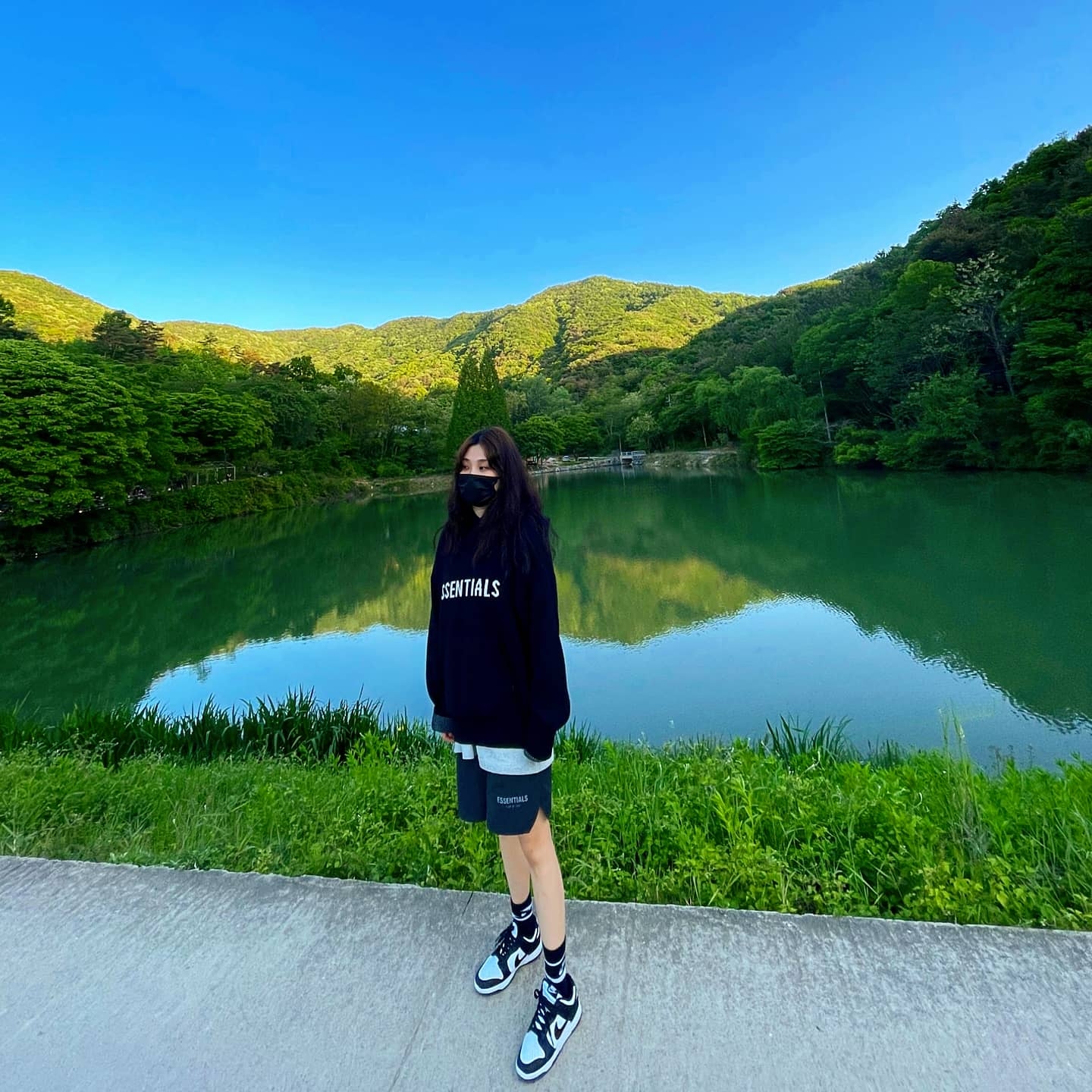 Essentials Knit Hoodie Black - 20FW, Essentials Volley Shorts Black - 20FW 착용 스타일