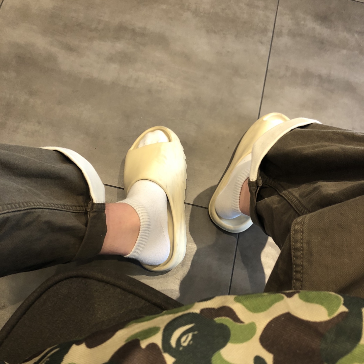Adidas Yeezy Slide Bone 착용 스타일