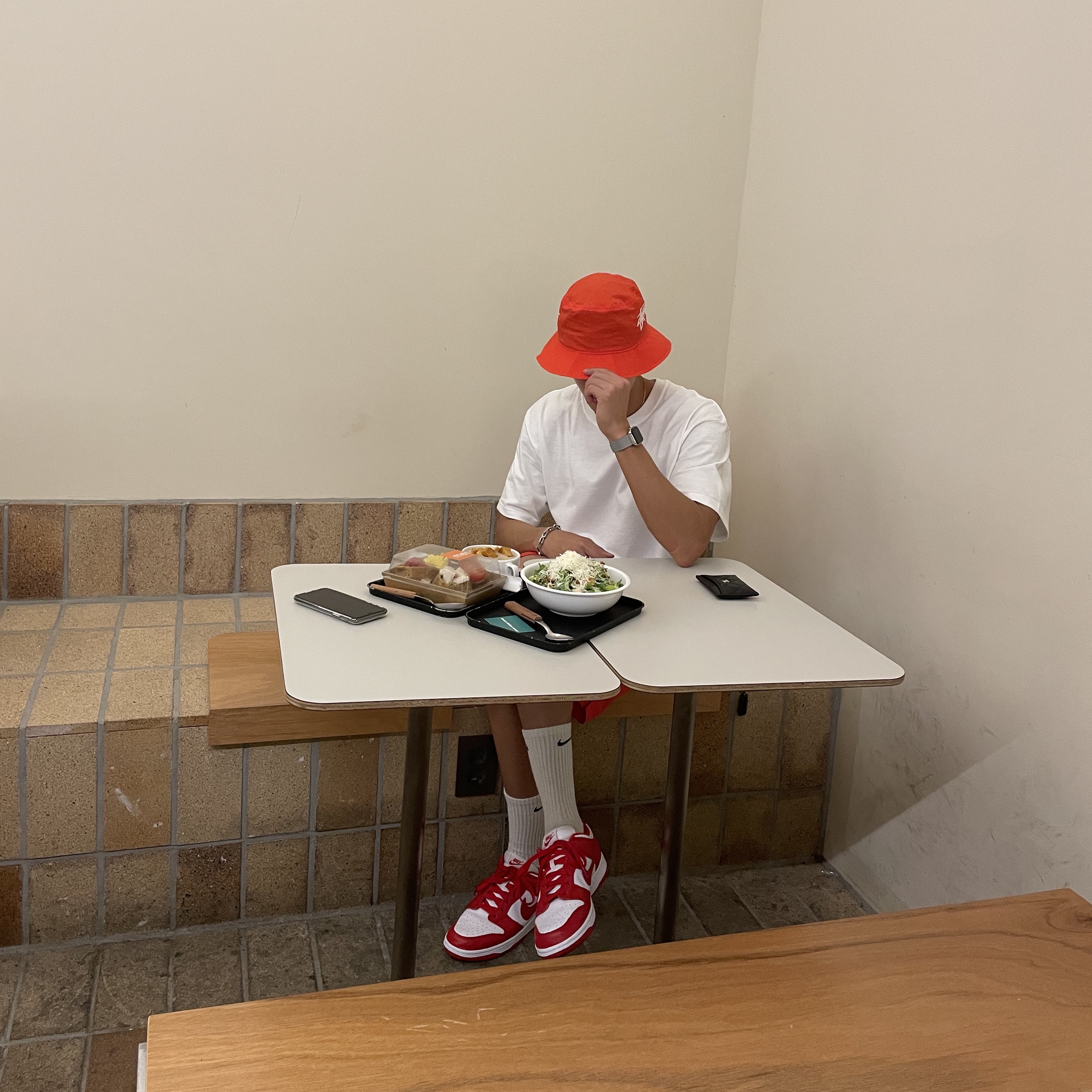 Nike x Stussy Bucket Hat Habanero Red, Nike Dunk Low SP University Red 2020 착용 스타일