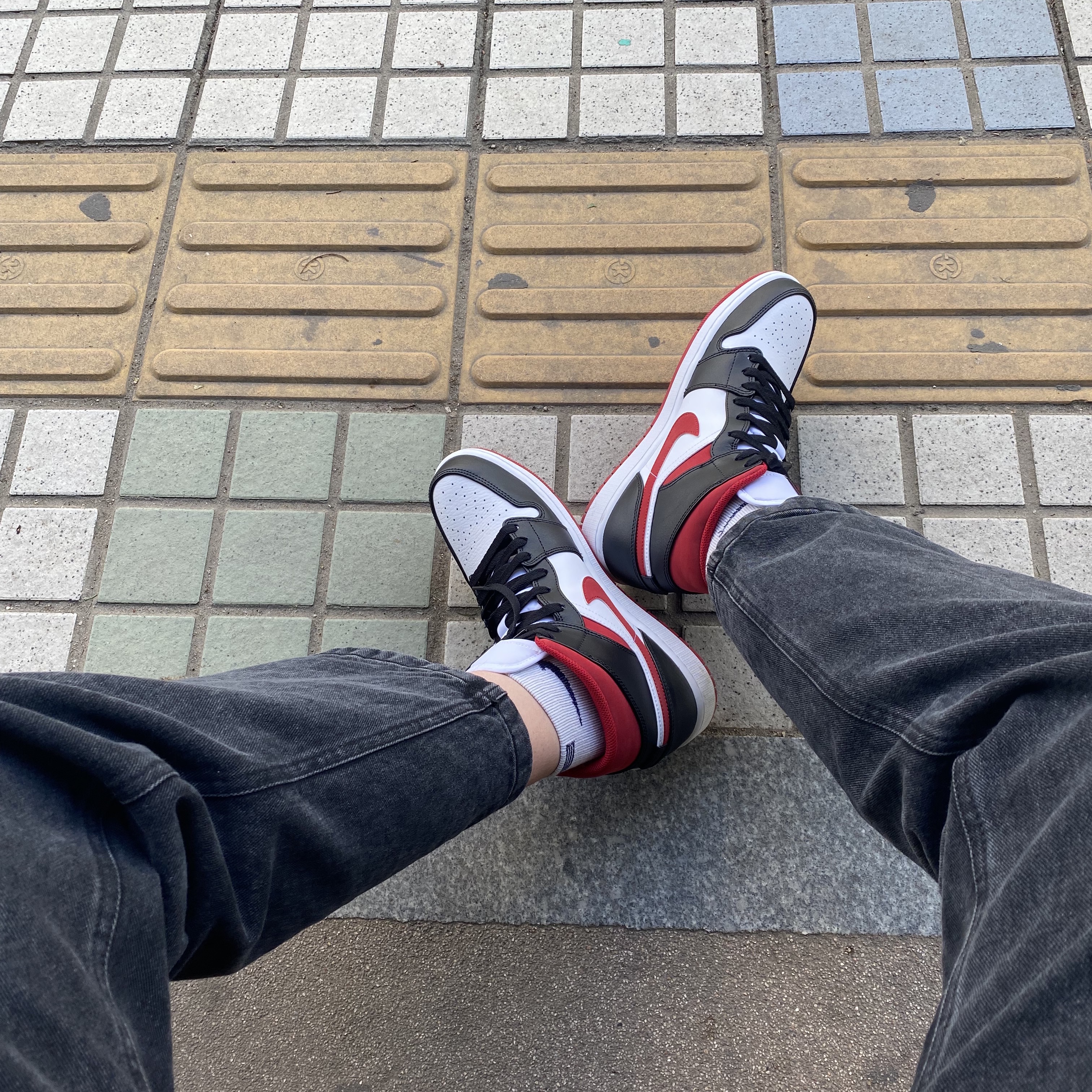 Jordan 1 Mid Gym Red Black White 착용 스타일