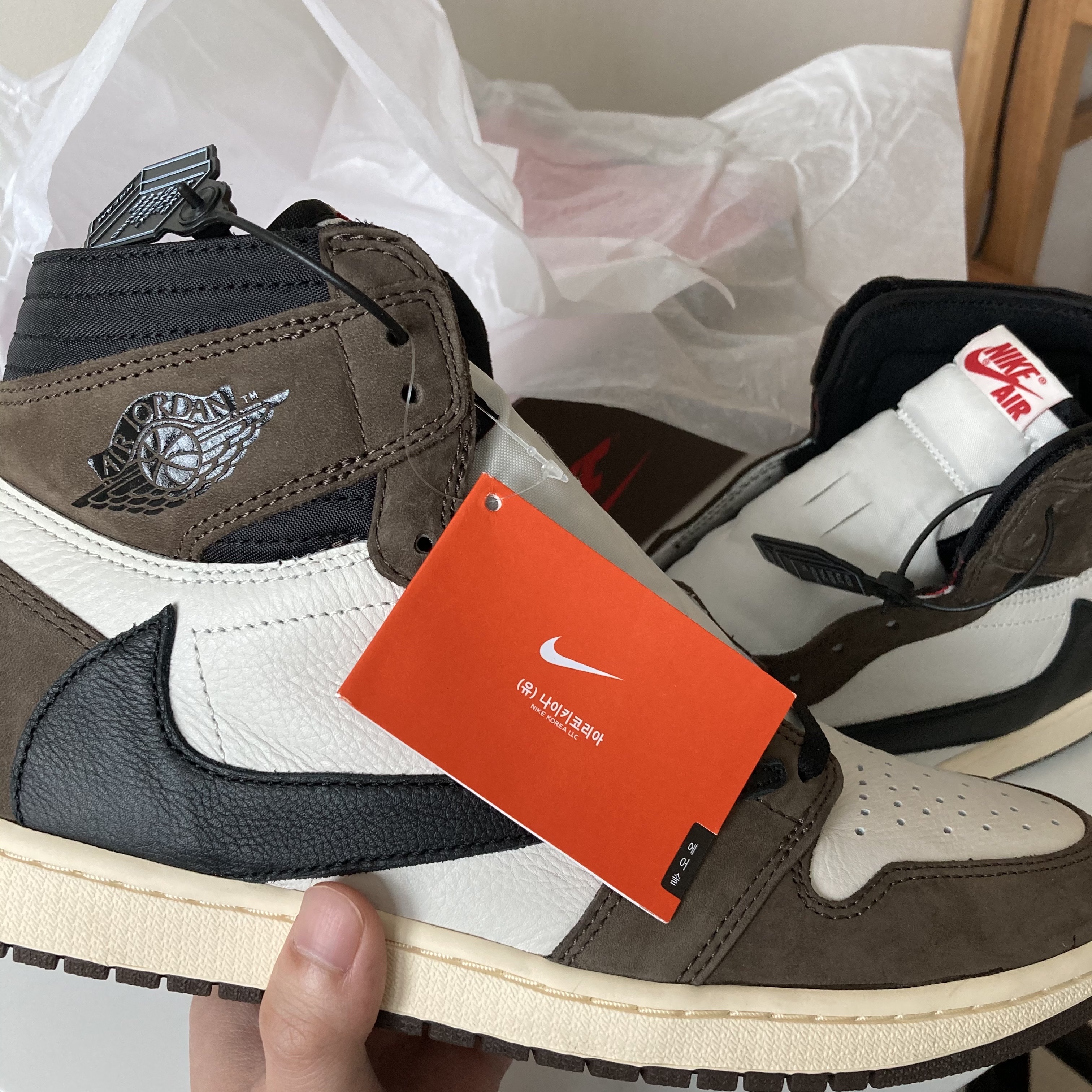Jordan 1 x Travis Scott Retro High OG SP Mocha 착용 스타일