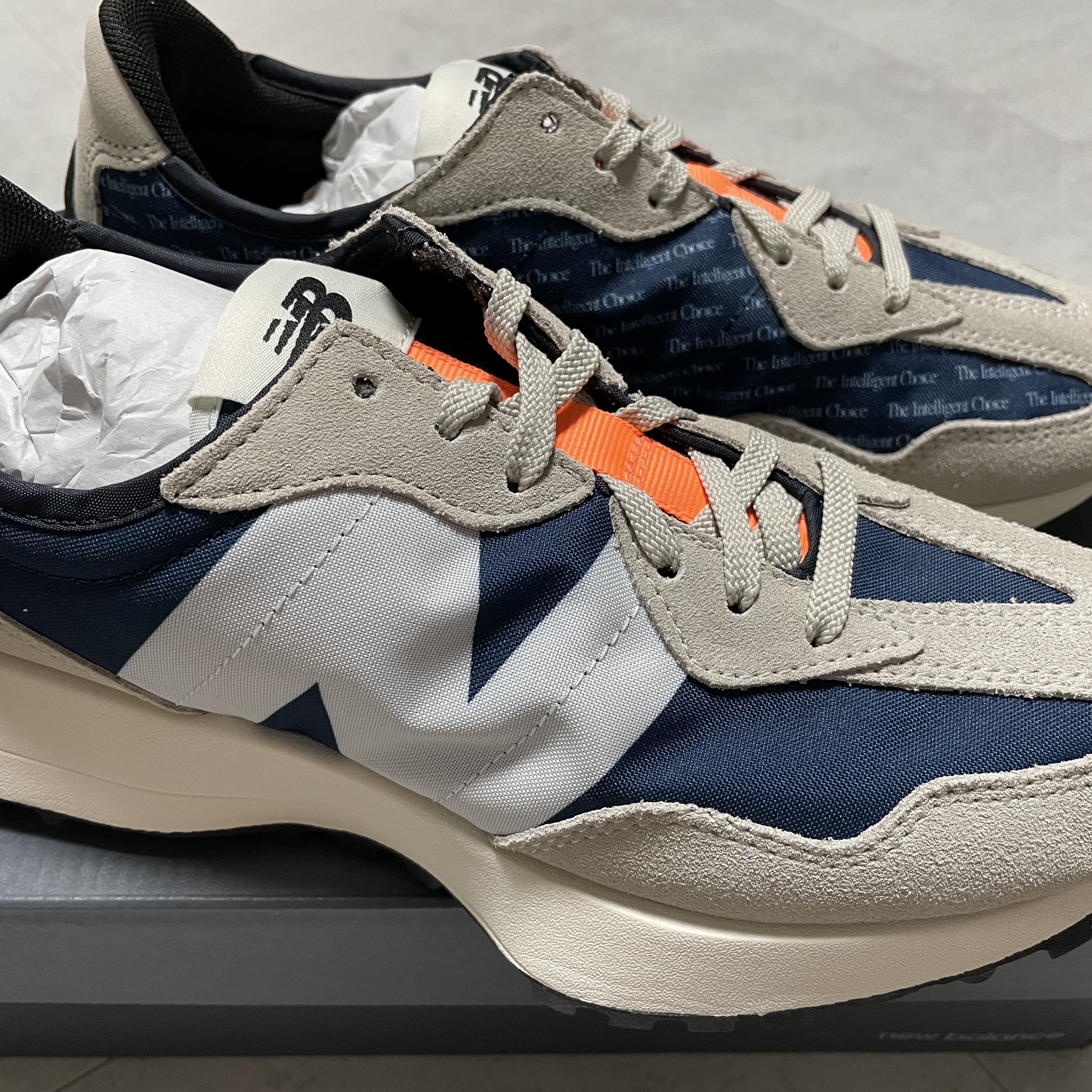 (W) New Balance 327 Outerspace Light Grey 착용 스타일 - 1