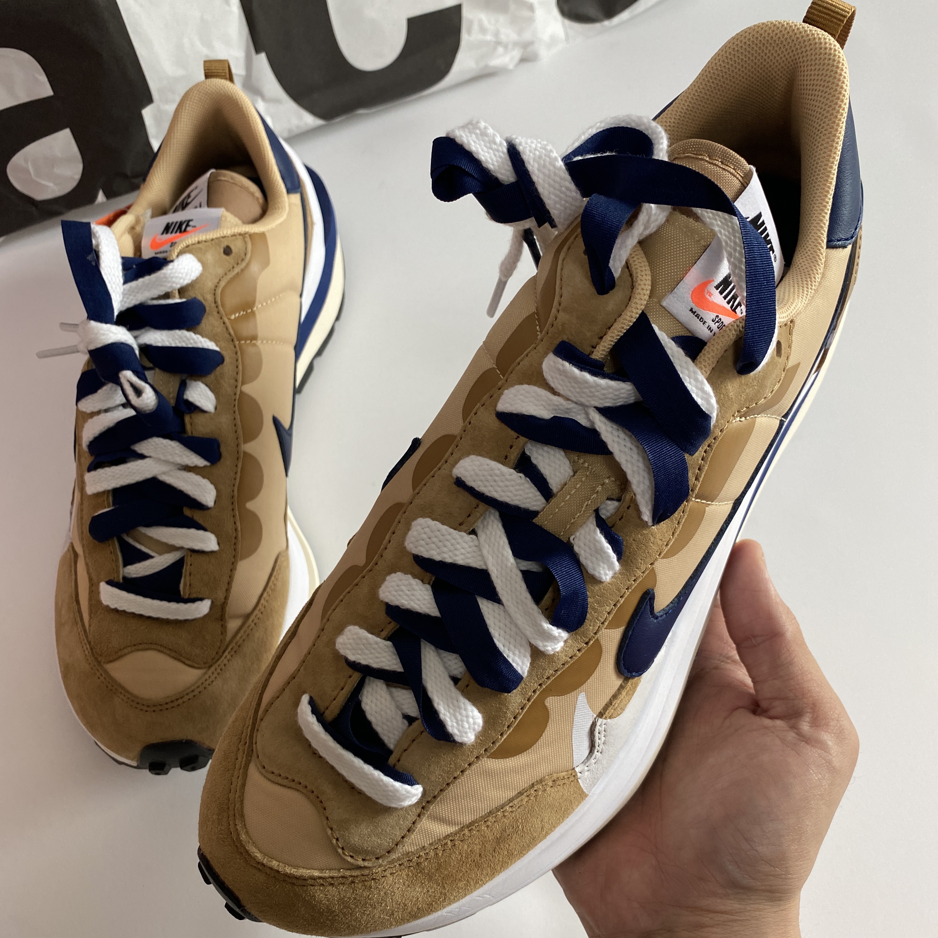 Nike x Sacai VaporWaffle Sesame and Blue Void 착용 스타일 - 3