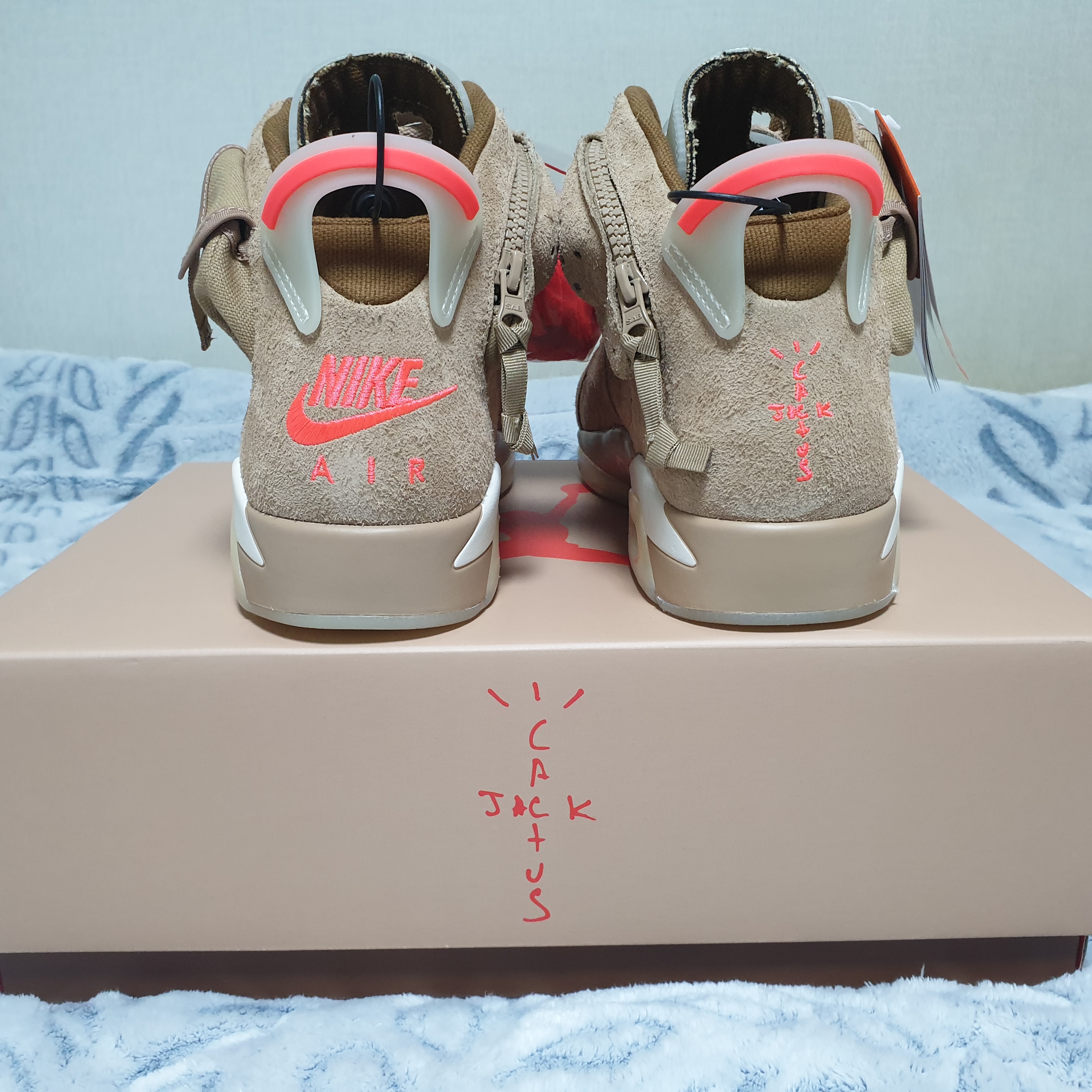 Jordan 6 x Travis Scott Retro SP British Khaki 착용 스타일 - 5