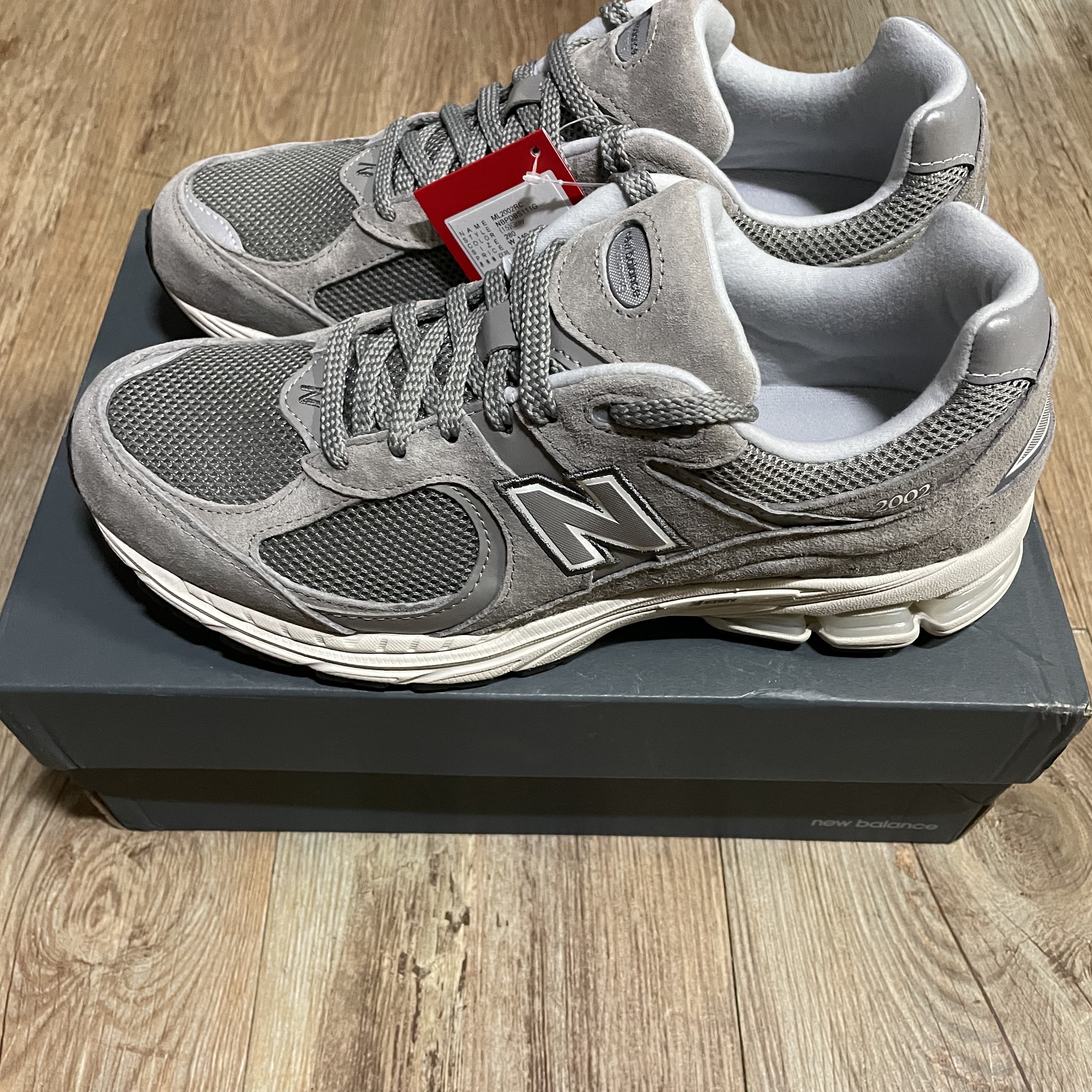 New Balance 2002R Grey 착용 스타일
