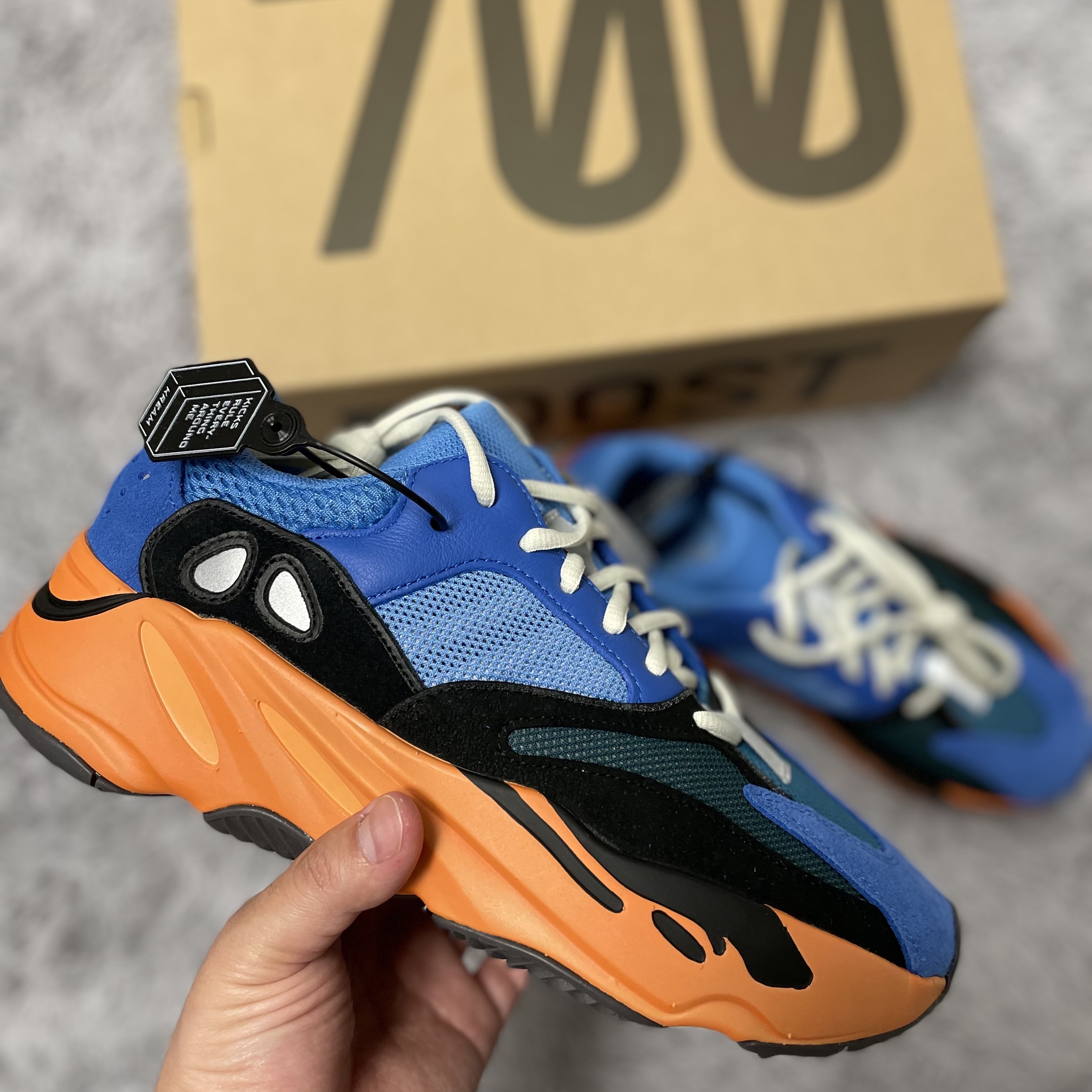Adidas Yeezy Boost 700 Bright Blue 착용 스타일 - 1