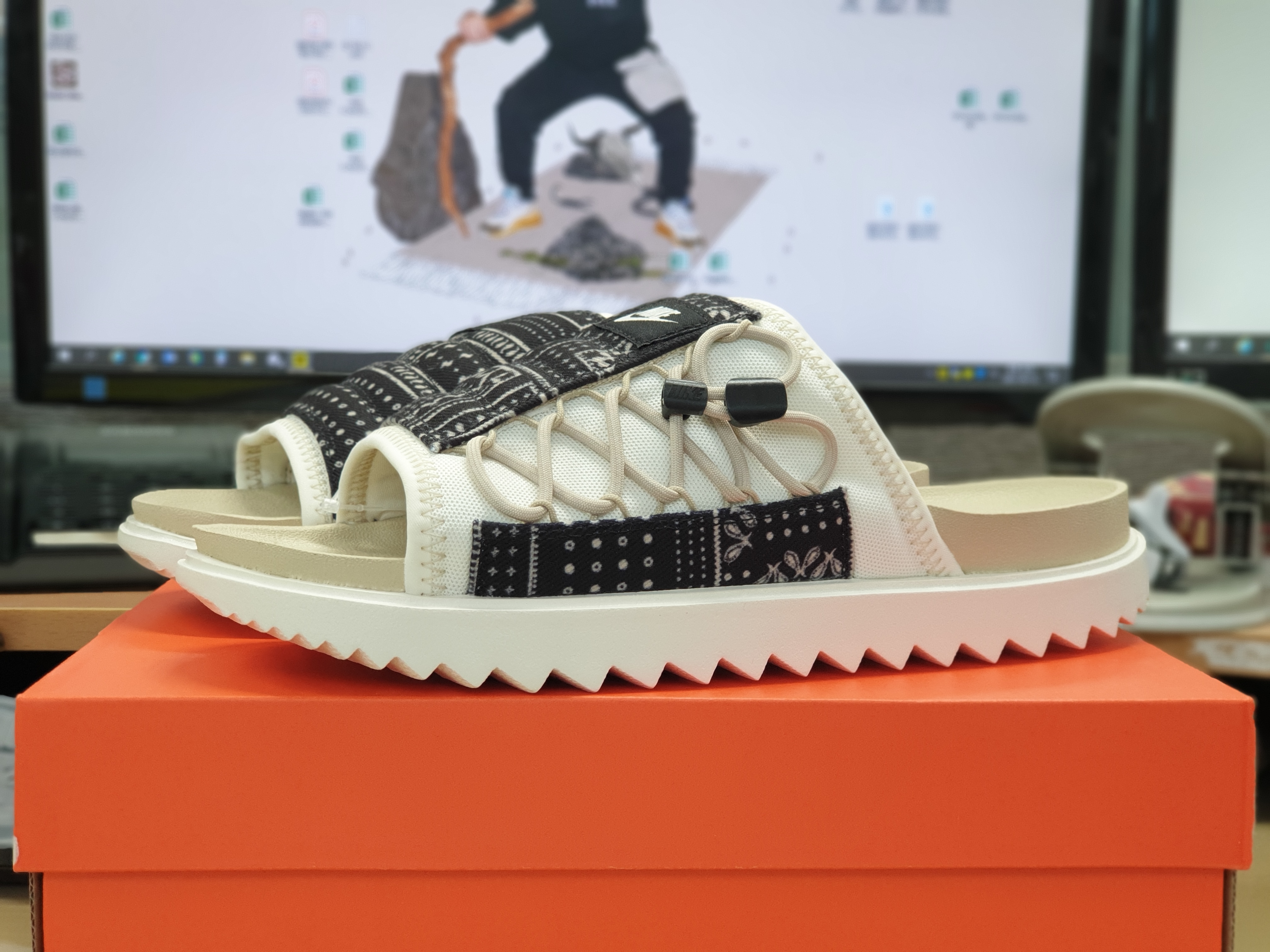 Nike Asuna Slide Pale Ivory Rattan 착용 스타일