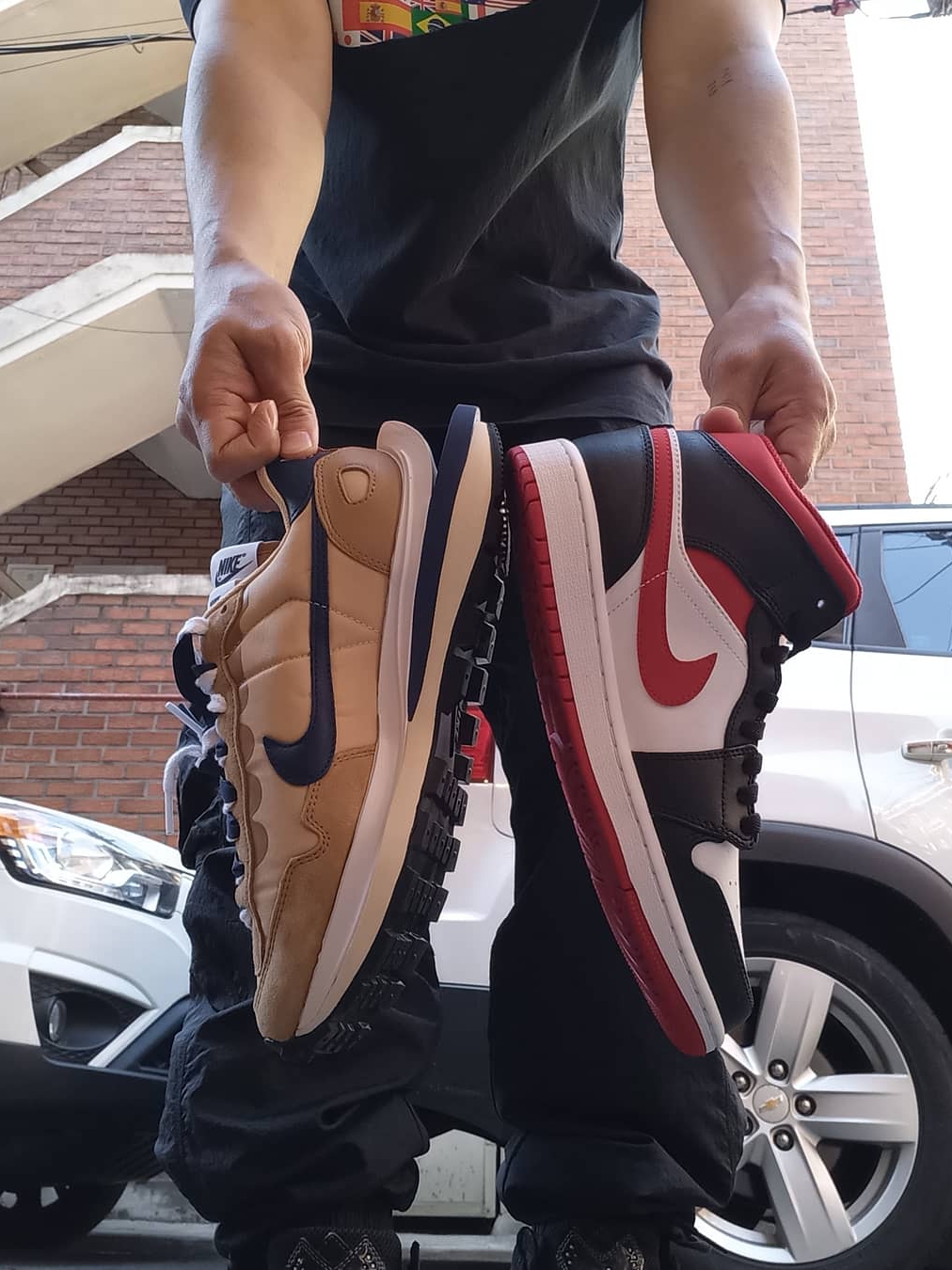 Nike x Sacai VaporWaffle Sesame and Blue Void, Jordan 1 Mid Gym Red Black White 착용 스타일 - 1