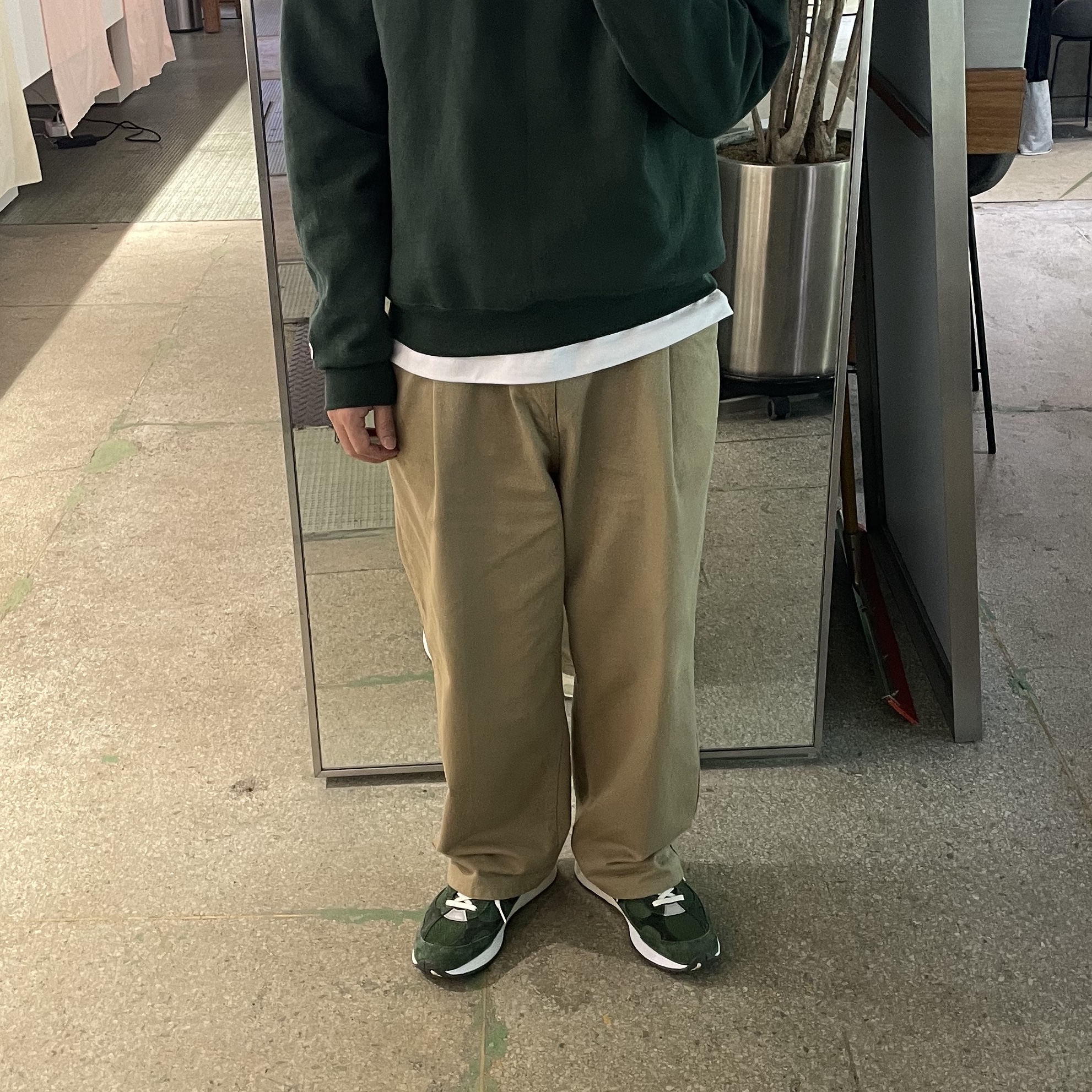 New Balance x JJJJound 992 Made in USA Mossy Green 착용 스타일 - 4