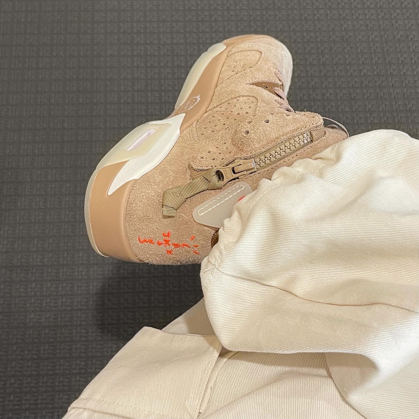 Jordan 6 x Travis Scott Retro SP British Khaki 착용 스타일 - 2
