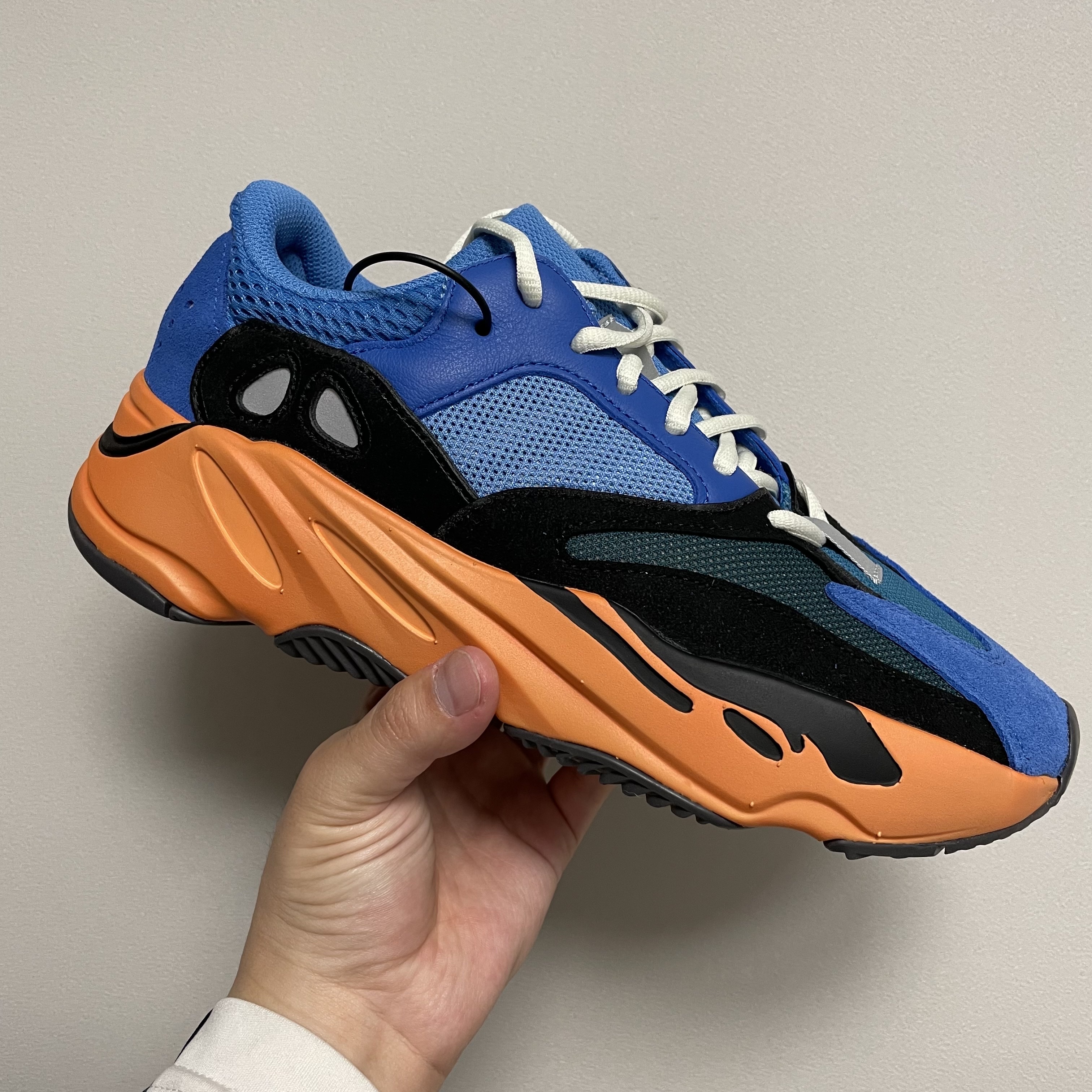 Adidas Yeezy Boost 700 Bright Blue 착용 스타일 - 3