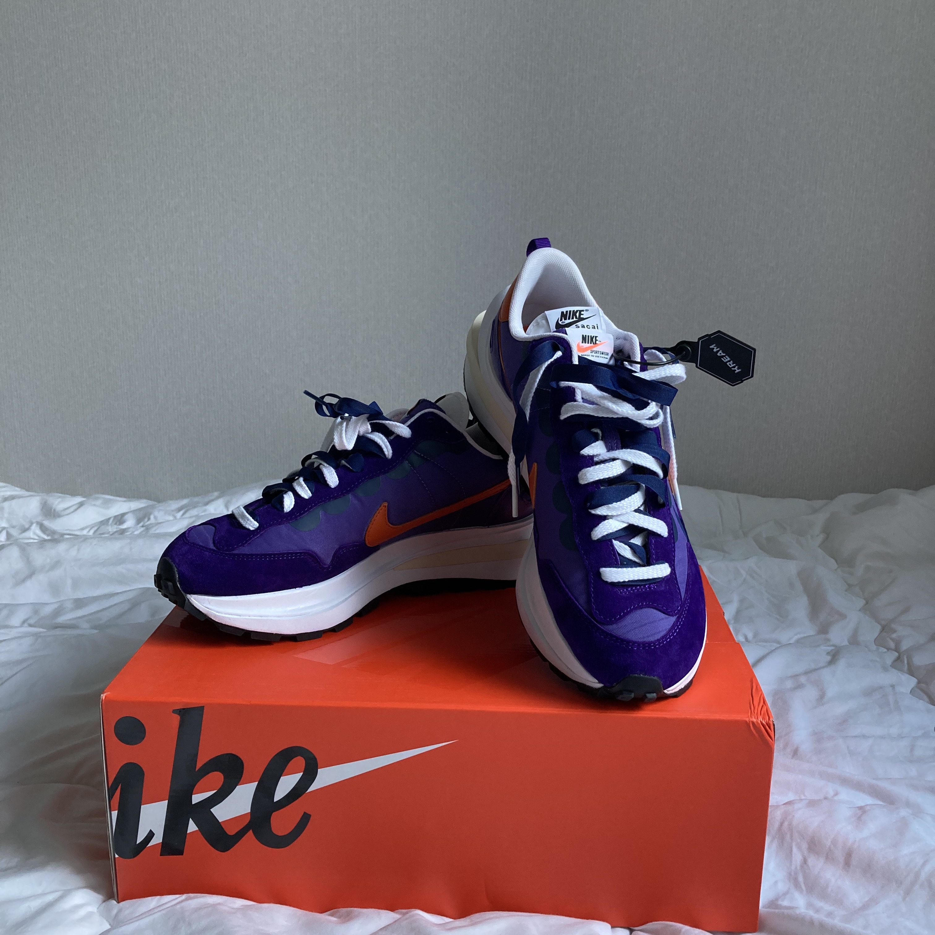 Nike x Sacai VaporWaffle Dark Iris 착용 스타일 - 2