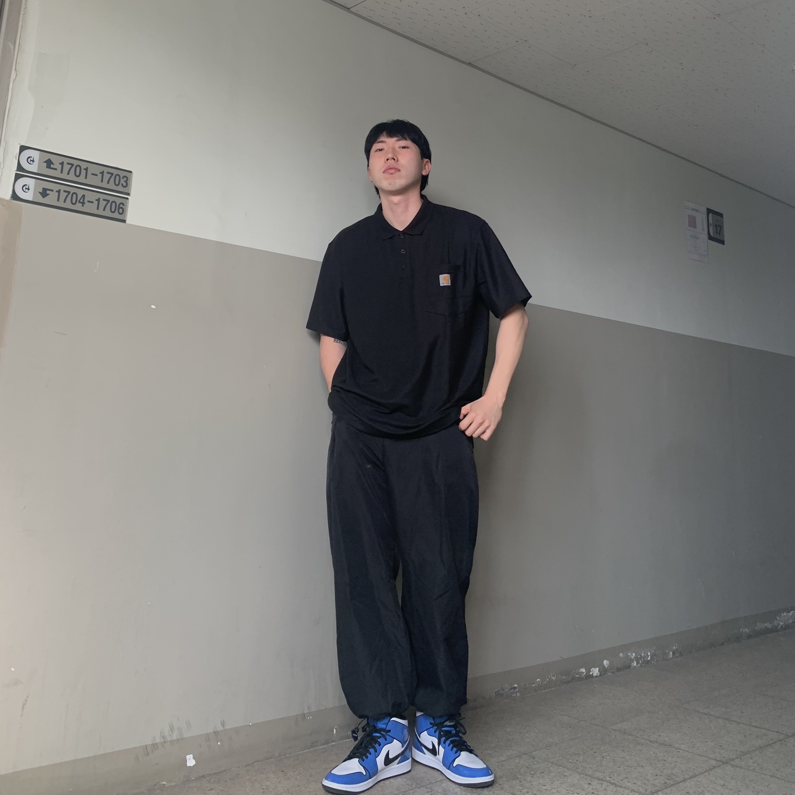Jordan 1 Mid SE Signal Blue 착용 스타일