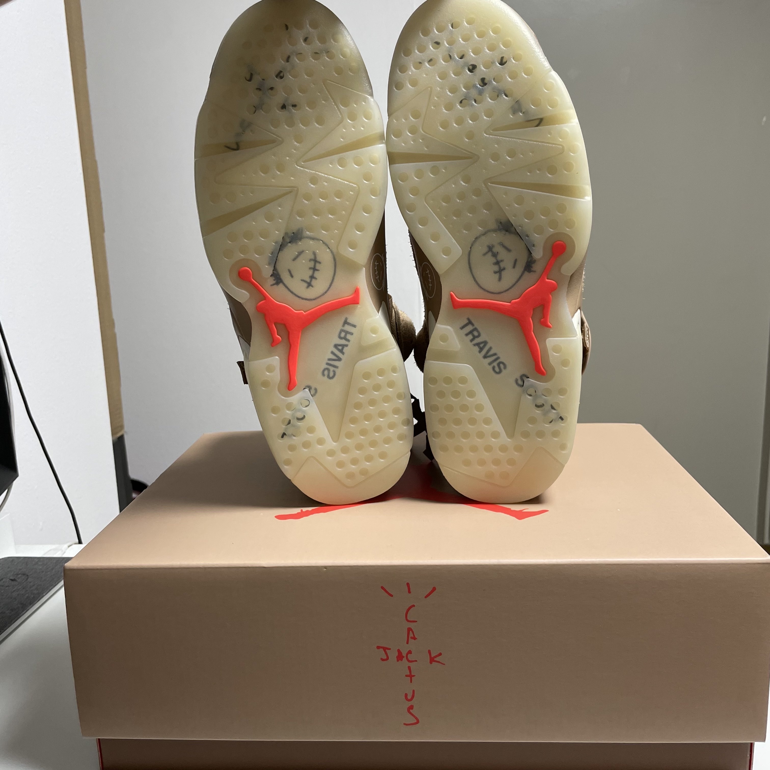 Jordan 6 x Travis Scott Retro SP British Khaki 착용 스타일 - 5