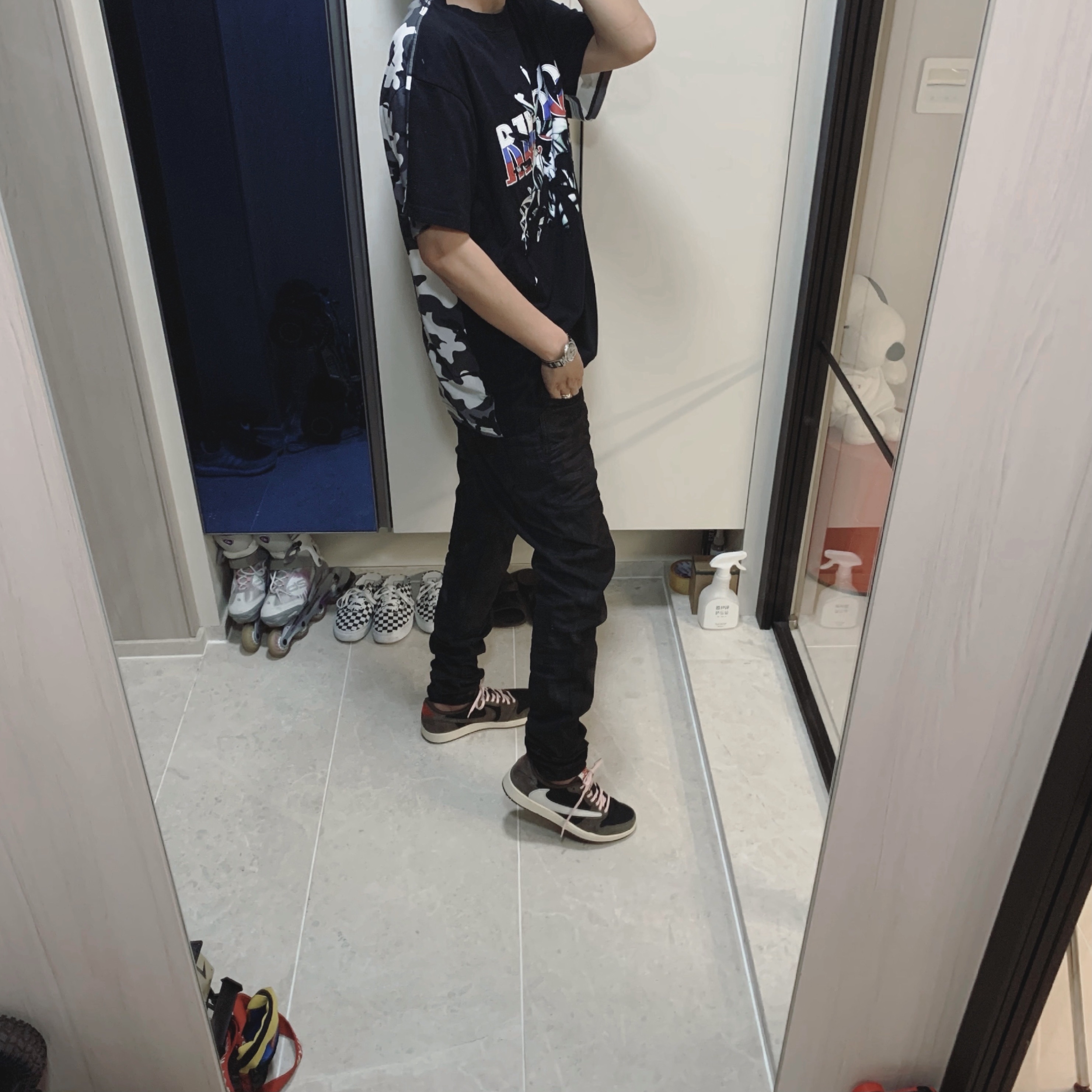 Jordan 1 x Travis Scott Retro Low OG SP Mocha 착용 스타일 - 1