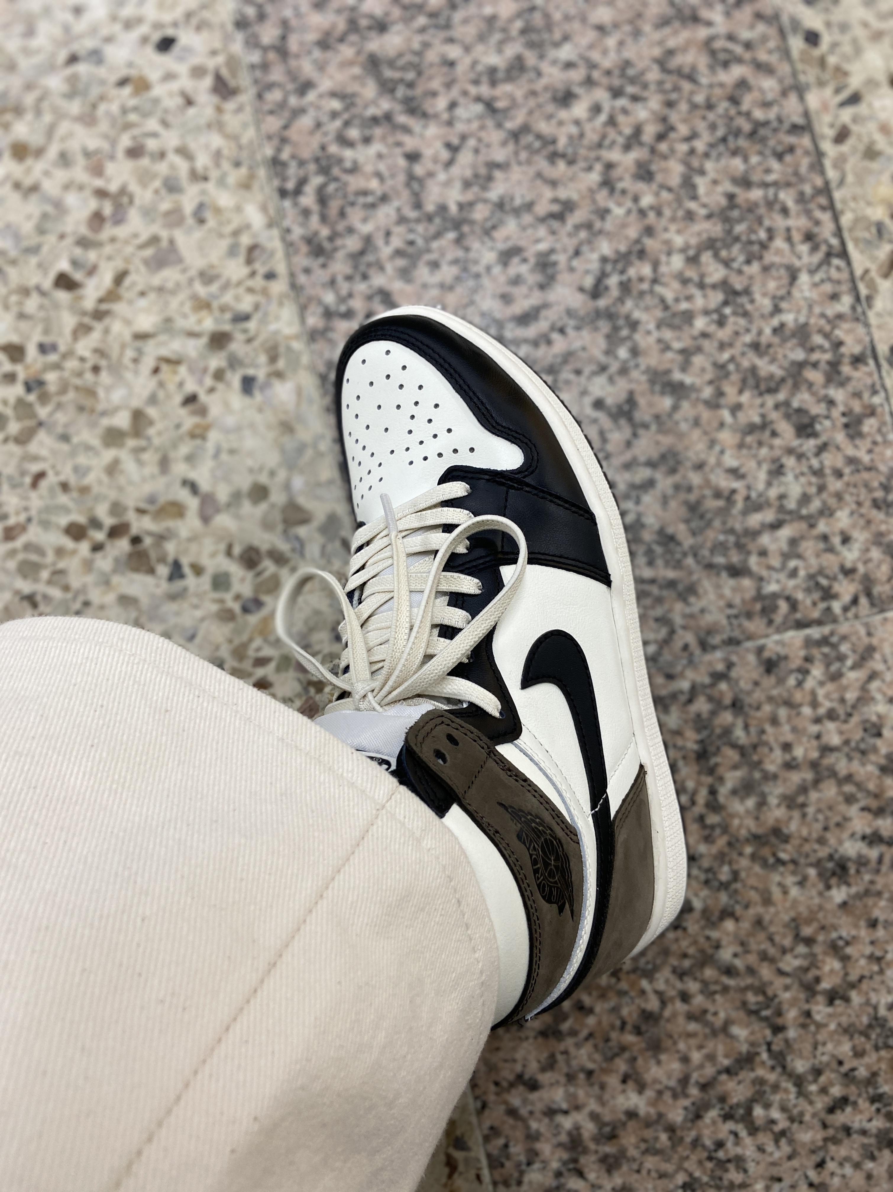 Jordan 1 Retro High OG Black Mocha 착용 스타일 - 2