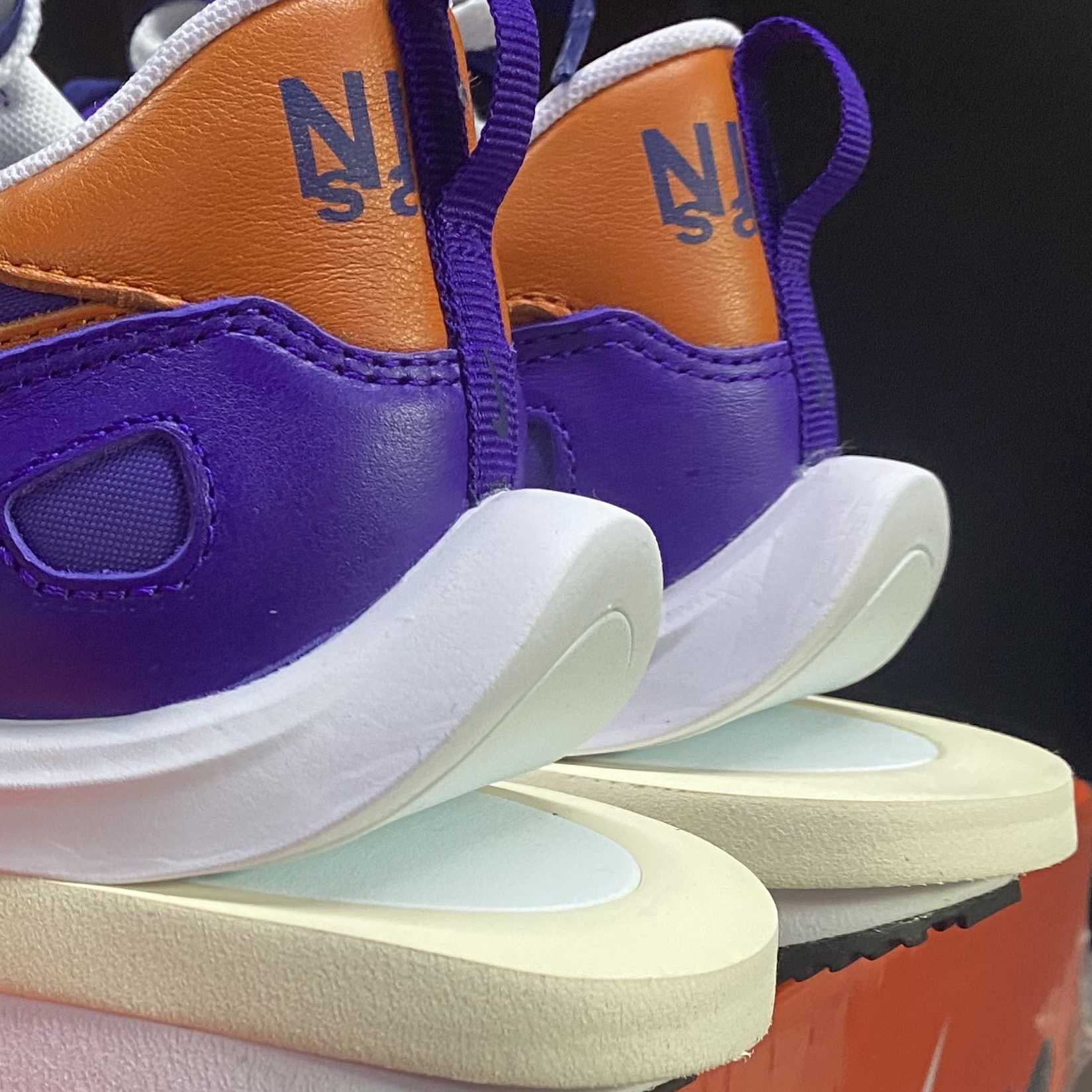 Nike x Sacai VaporWaffle Dark Iris 착용 스타일 - 1