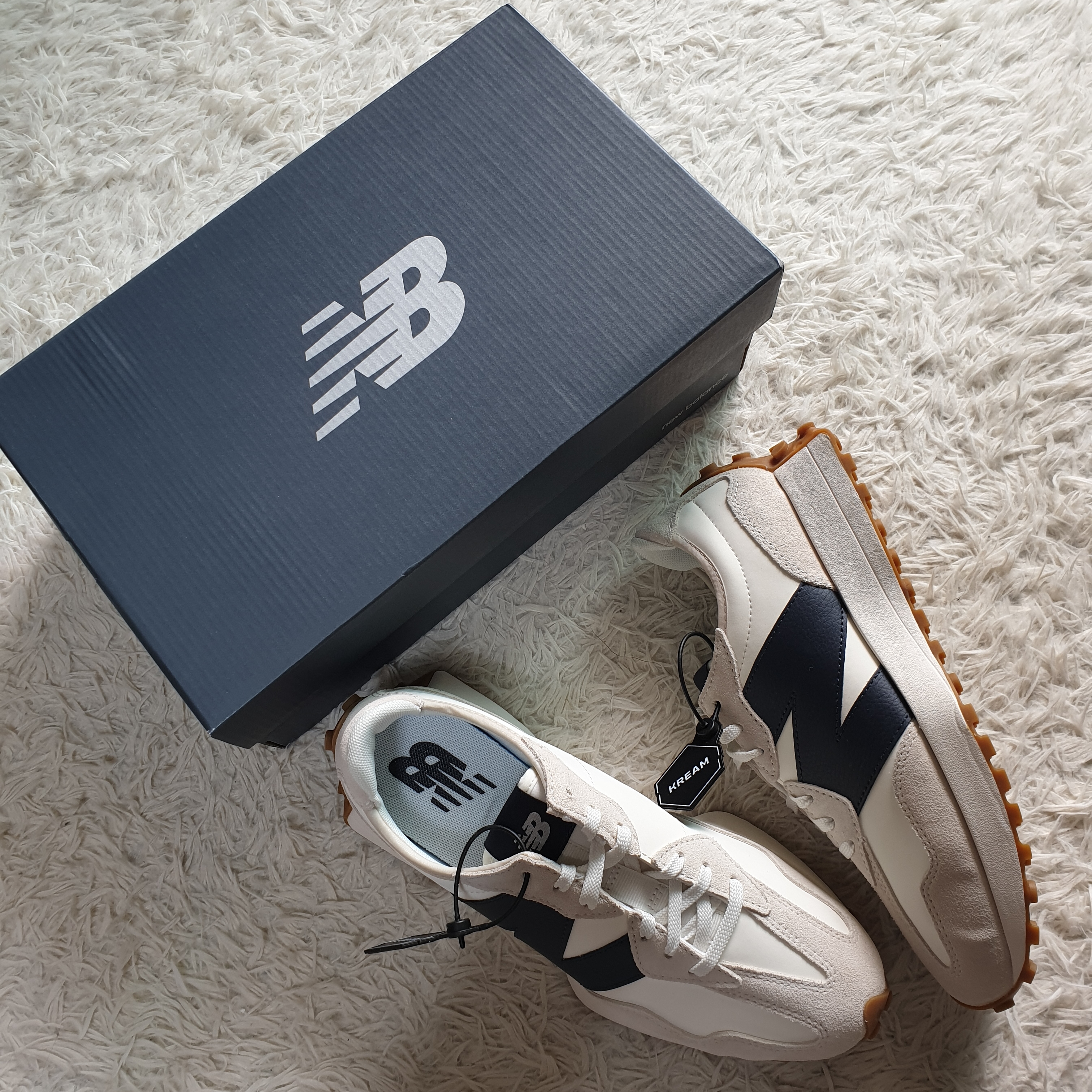 (W) New Balance 327 Beige Gum 착용 스타일