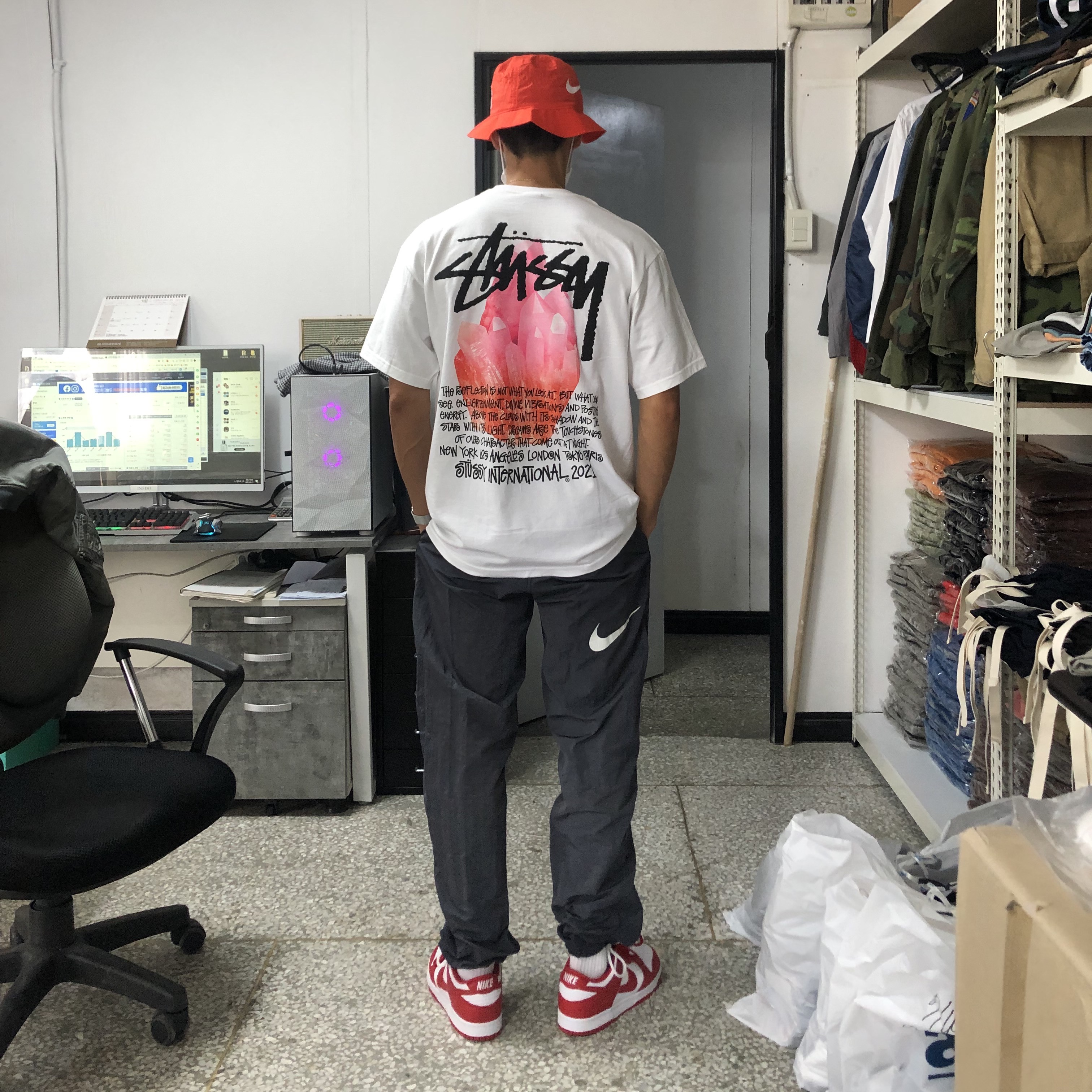 Nike x Stussy Beach Pants Off Noir, Nike x Stussy Bucket Hat Habanero Red 착용 스타일