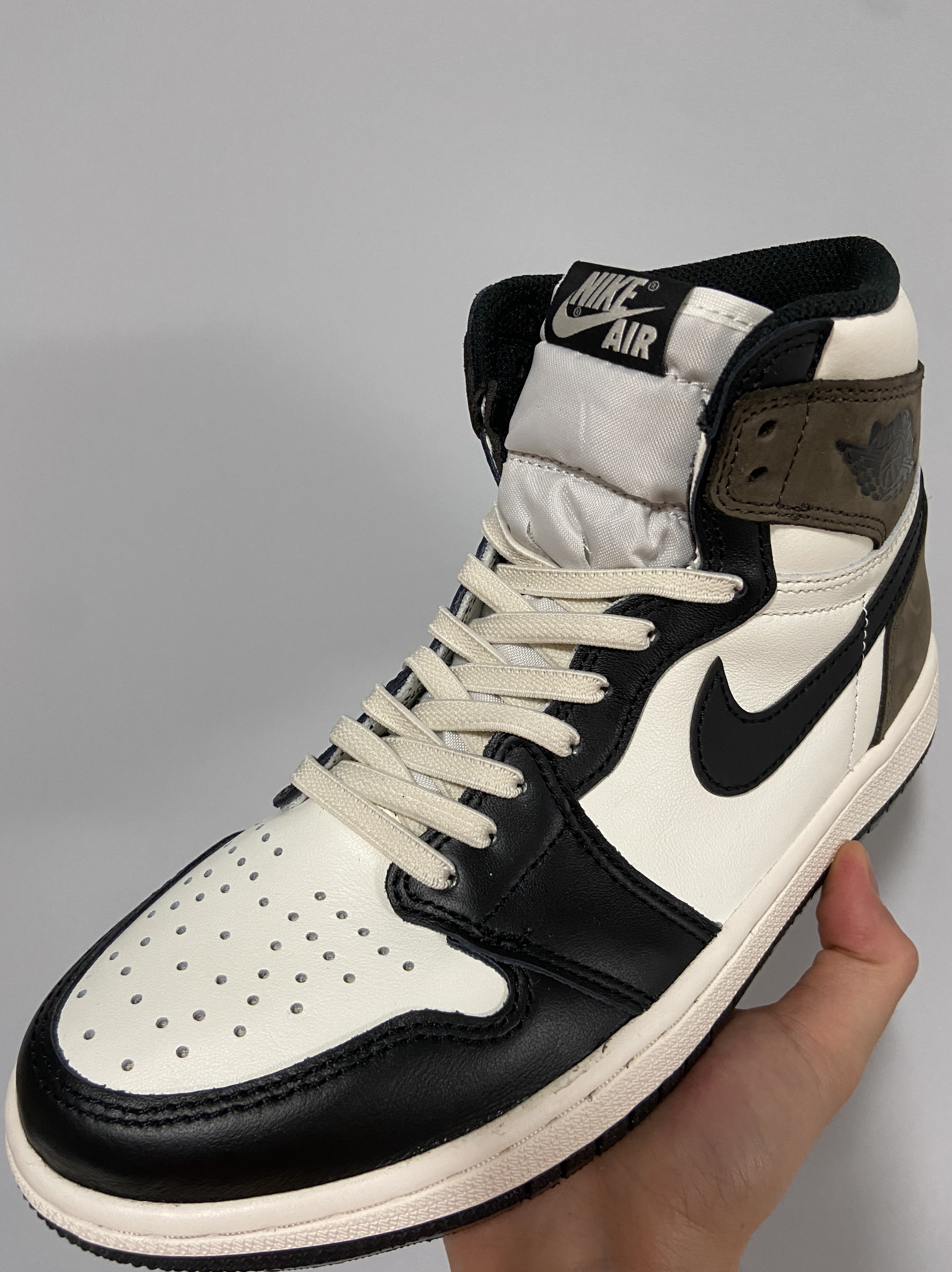 Jordan 1 Retro High OG Black Mocha 착용 스타일 - 1