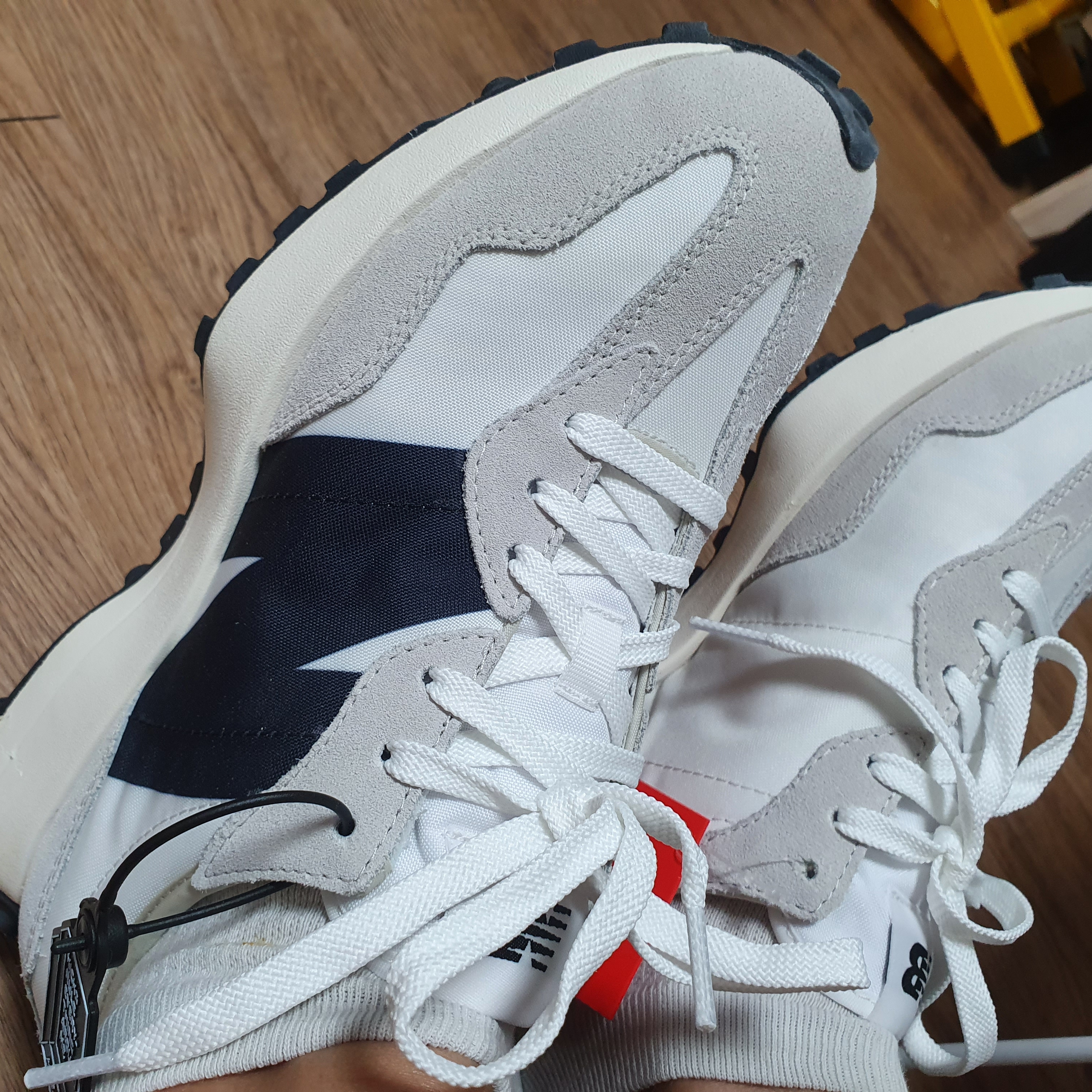 New Balance 327 White Black 착용 스타일