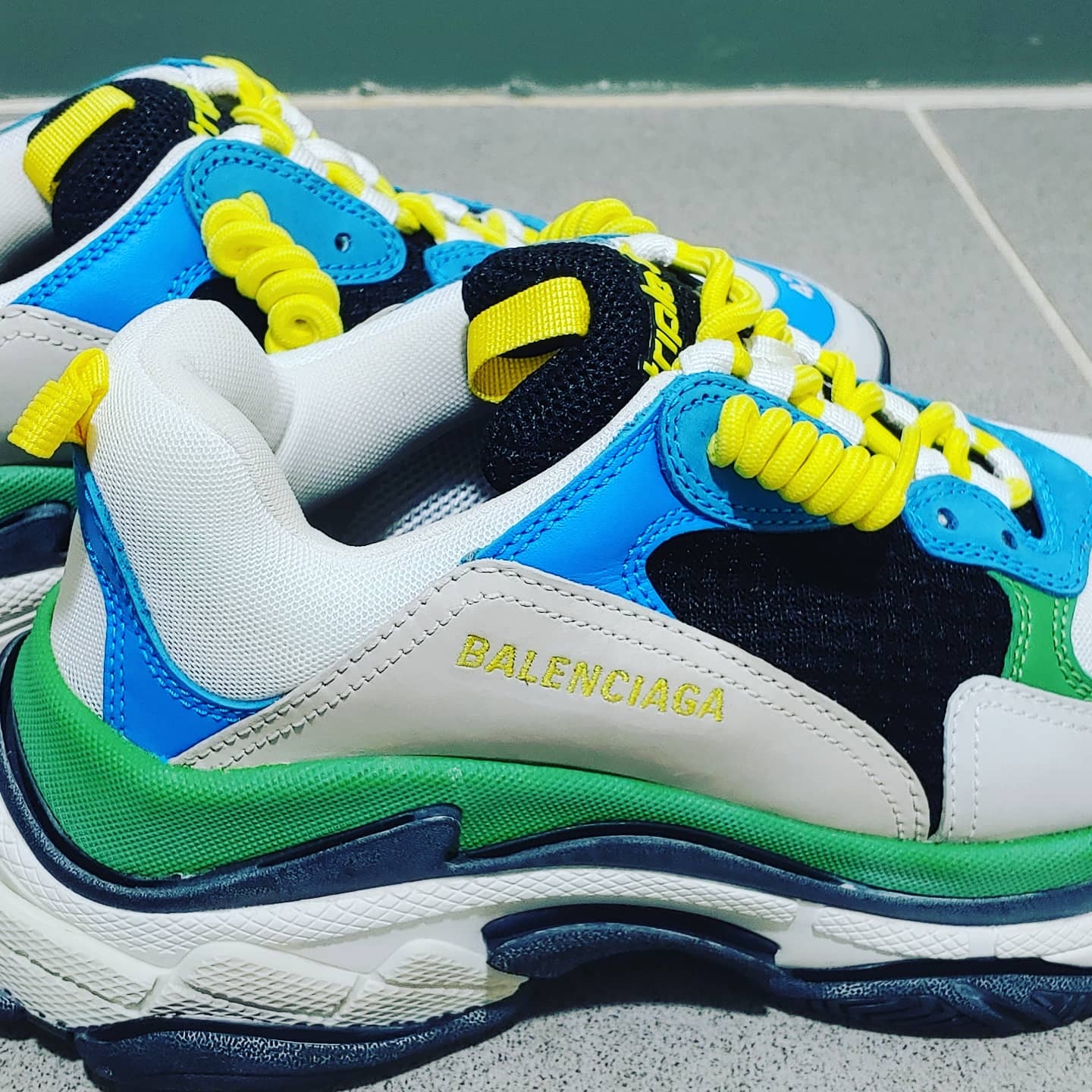 Balenciaga Triple S White Grey Turquoise 착용 스타일 - 3