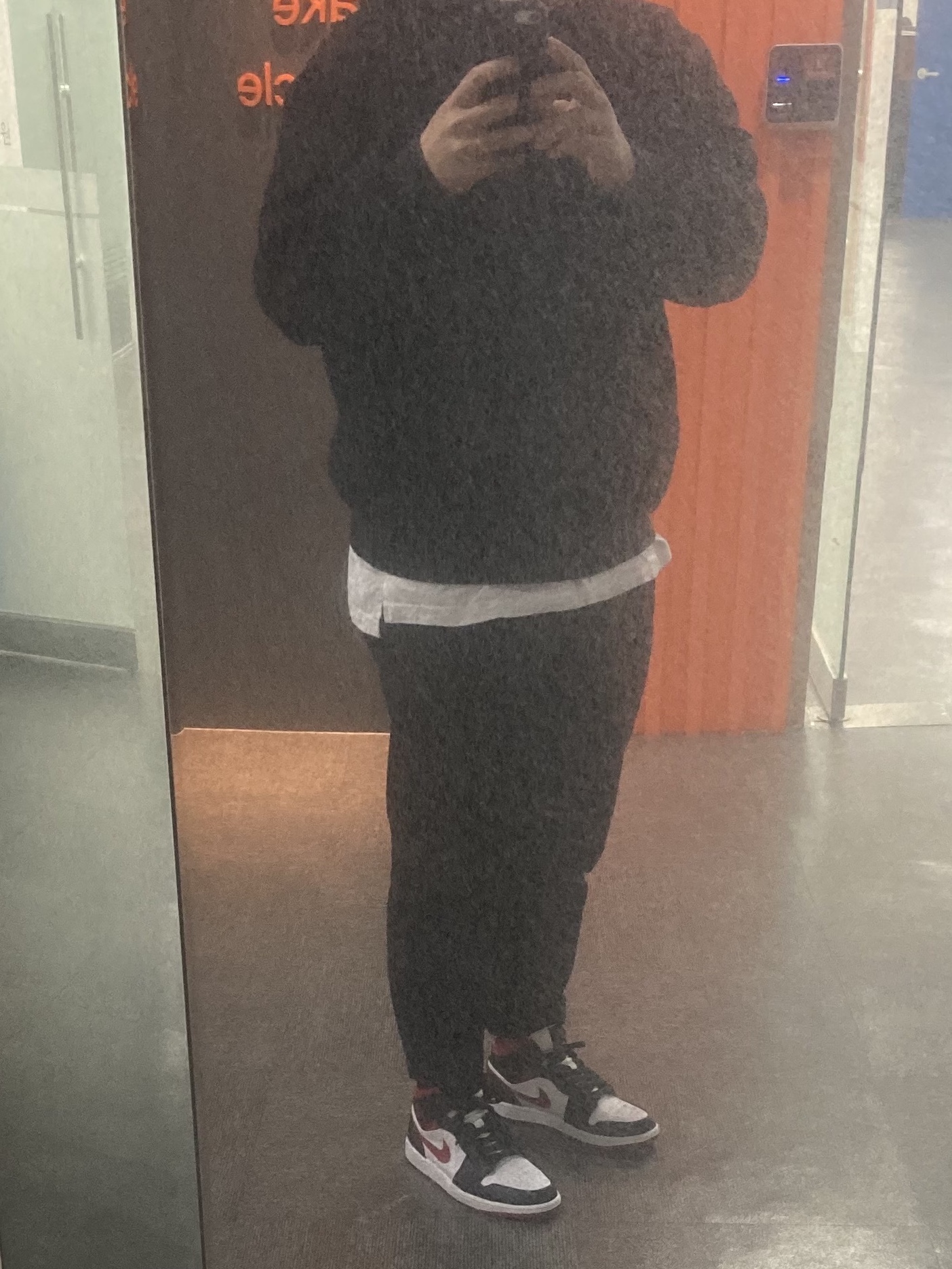 Jordan 1 Mid Gym Red Black White 착용 스타일