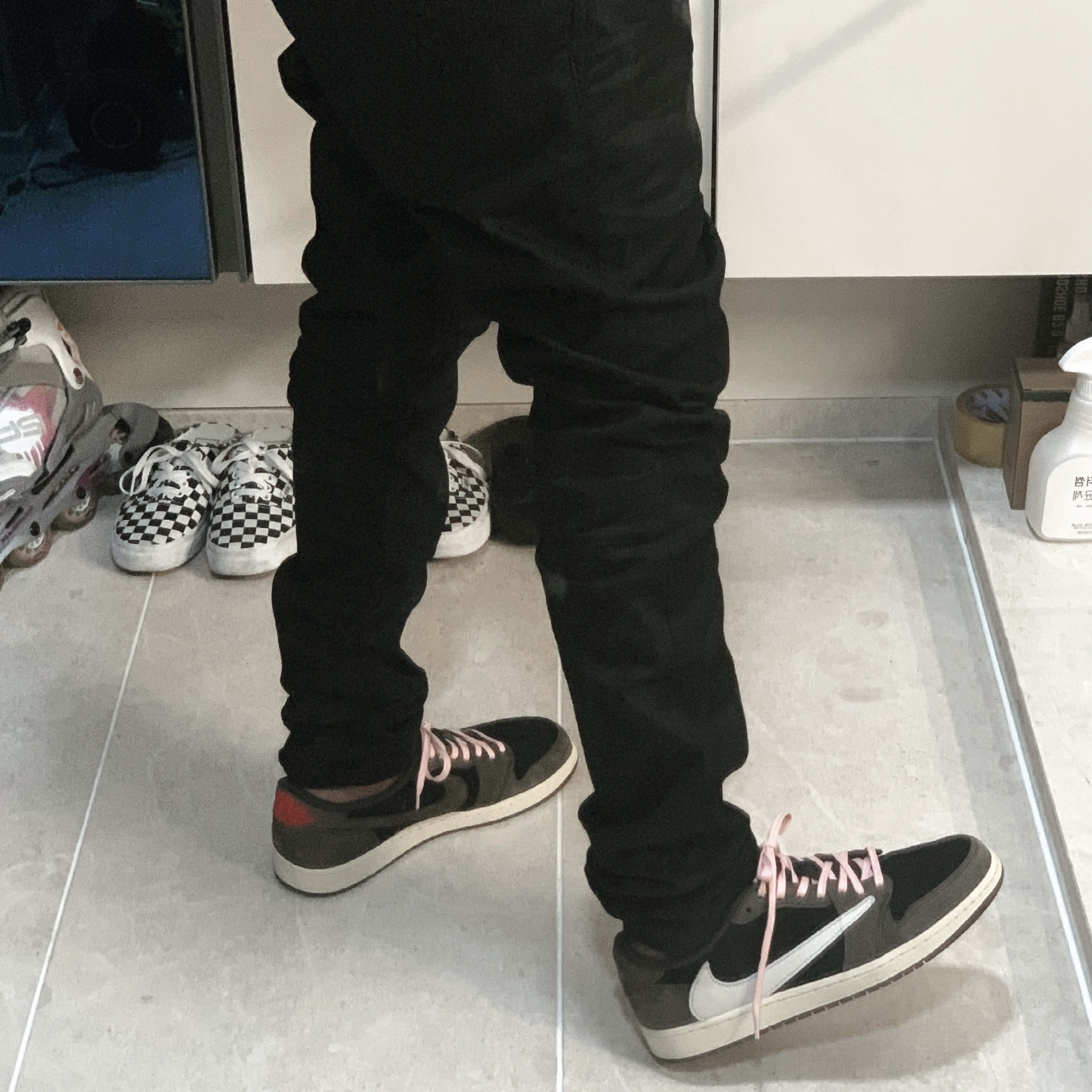 Jordan 1 x Travis Scott Retro Low OG SP Mocha 착용 스타일 - 2
