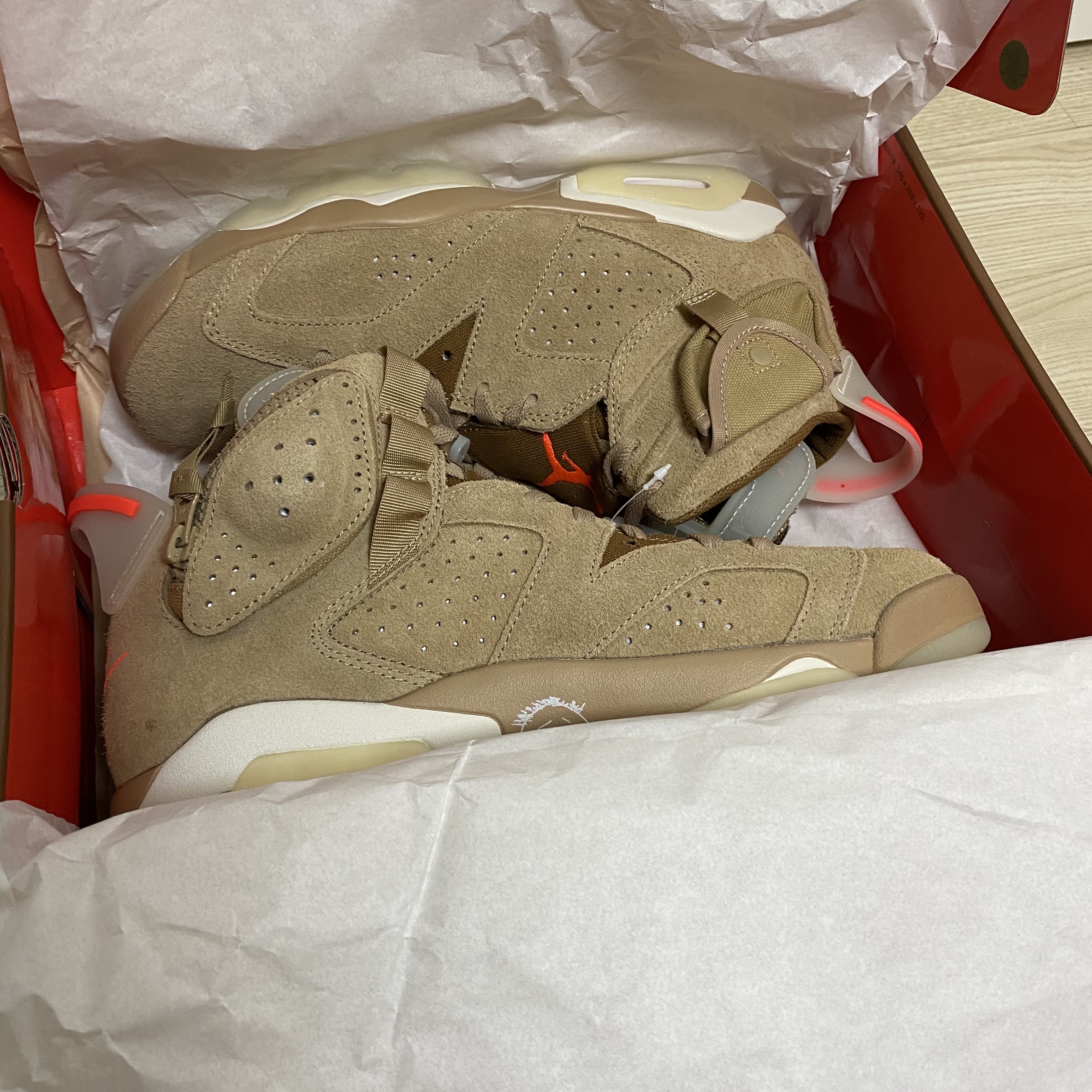 Jordan 6 x Travis Scott Retro SP British Khaki 착용 스타일