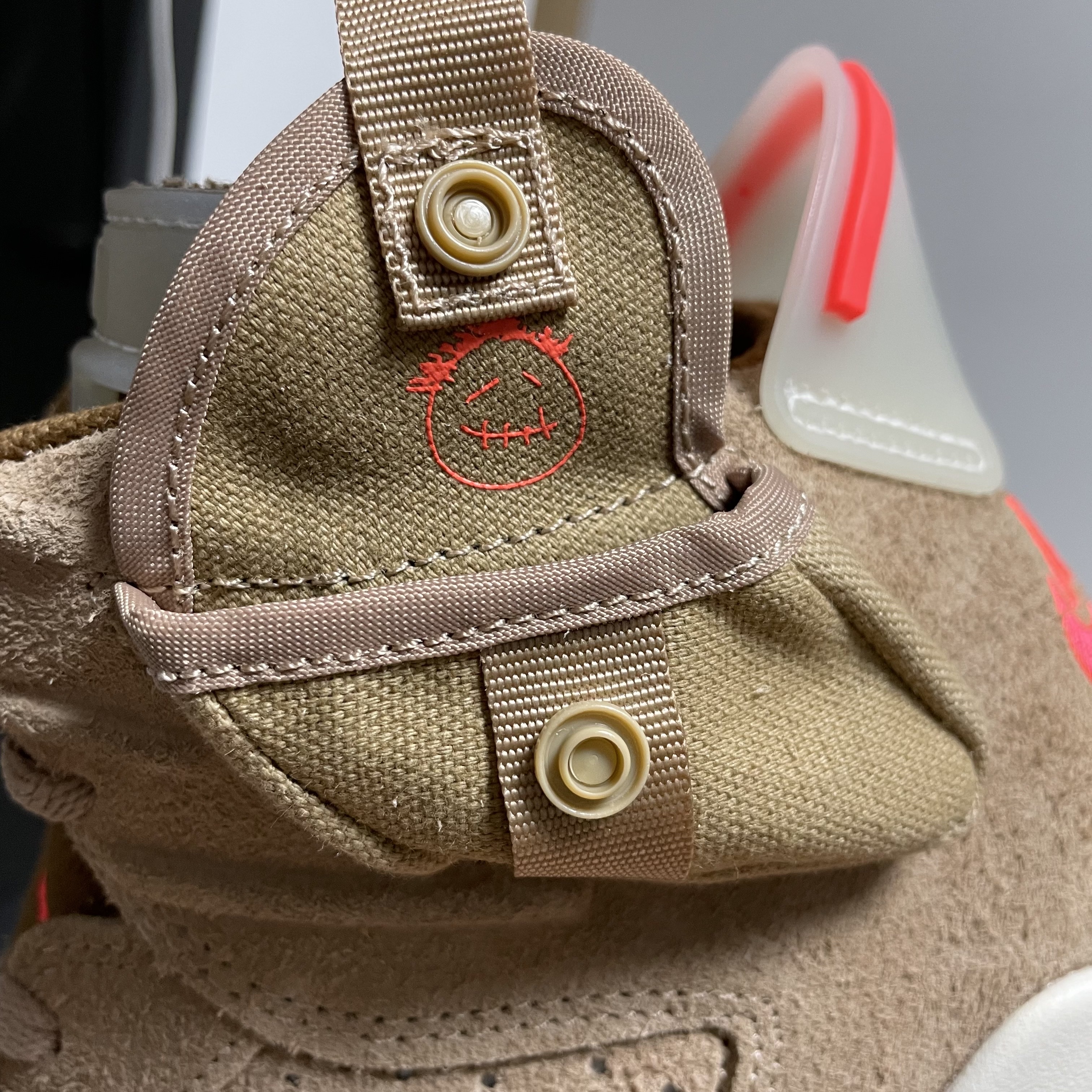 Jordan 6 x Travis Scott Retro SP British Khaki 착용 스타일 - 4