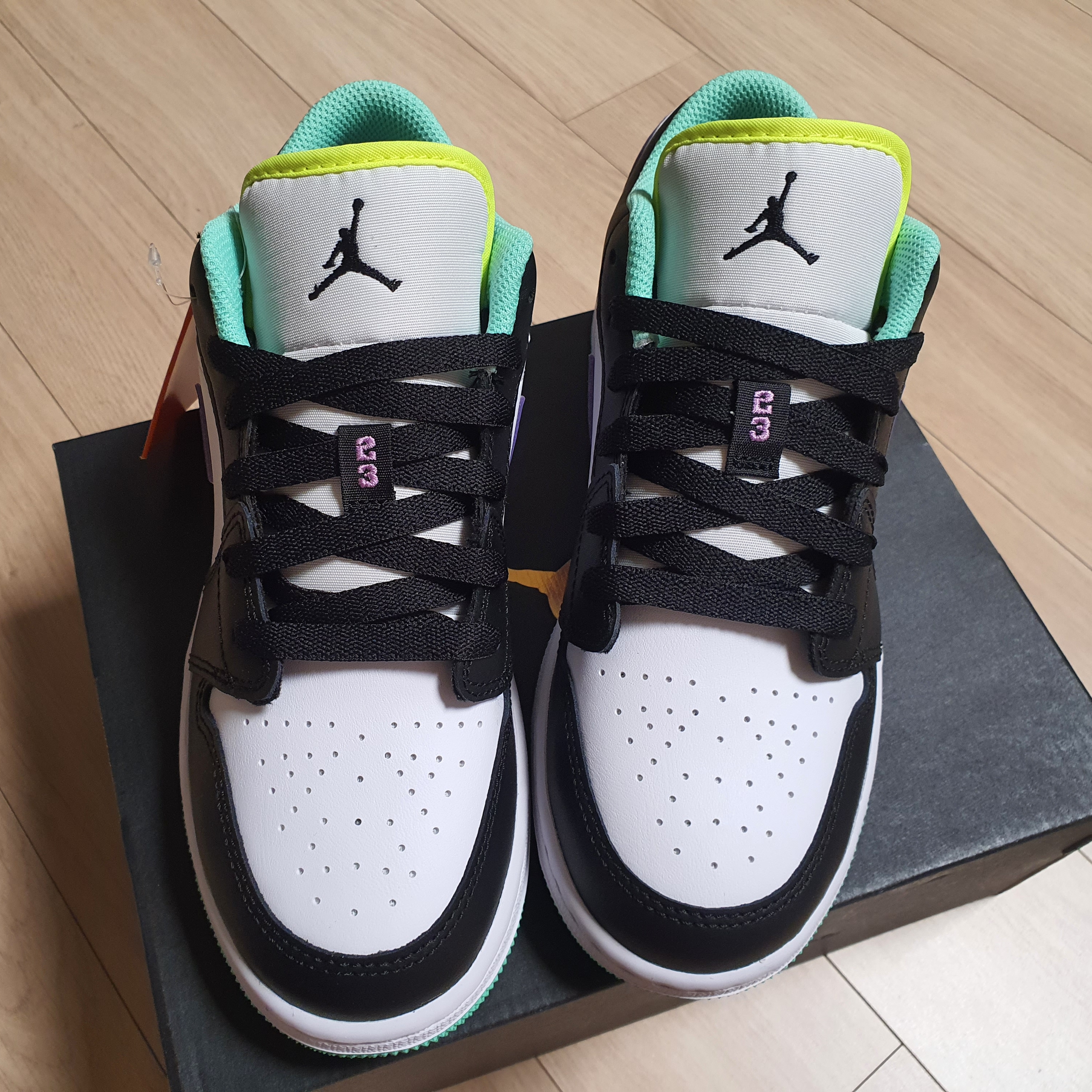 (GS) Jordan 1 Low Green Glow Purple Shock 착용 스타일 - 2