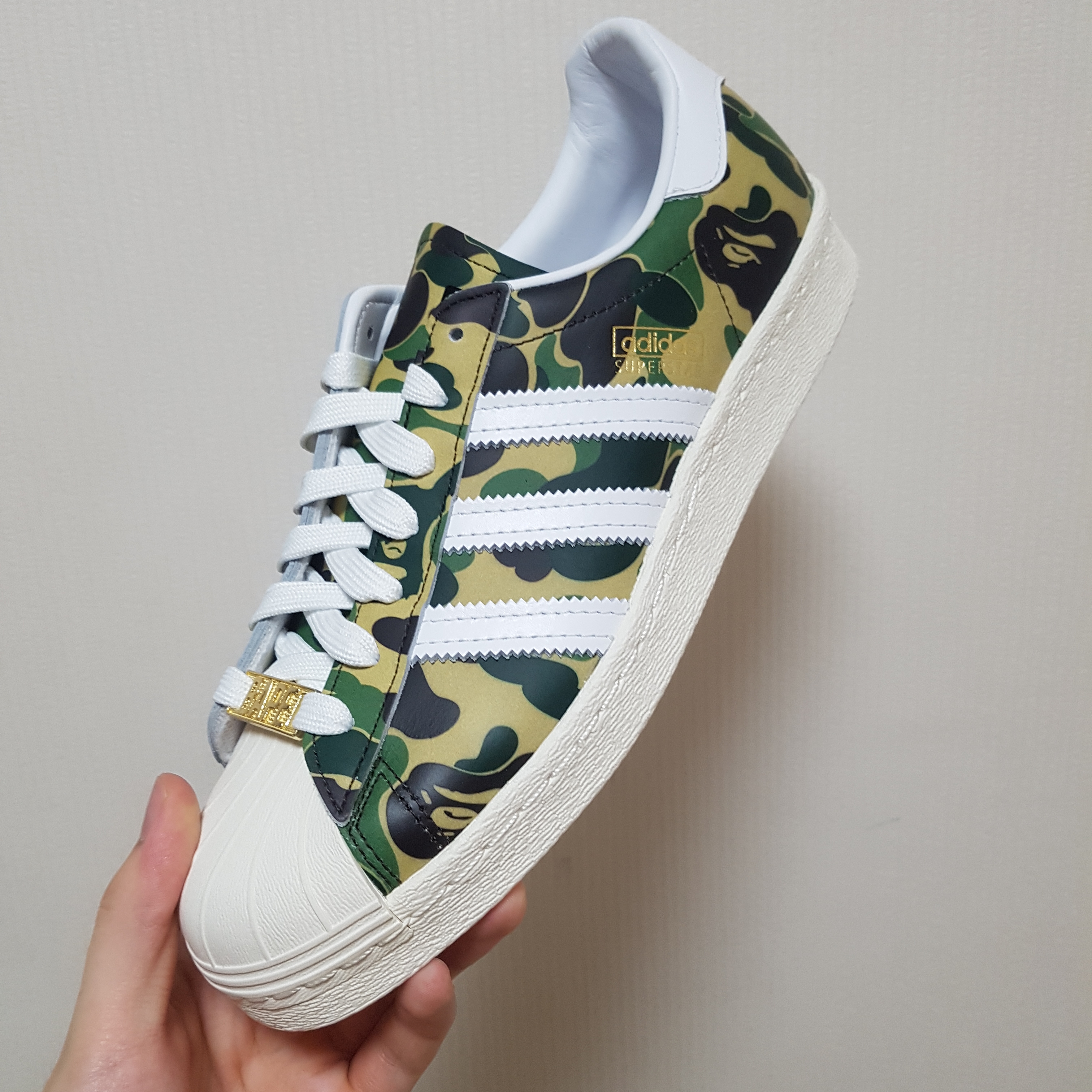 Adidas x BAPE Superstar 80s Green Camo 착용 스타일 - 3