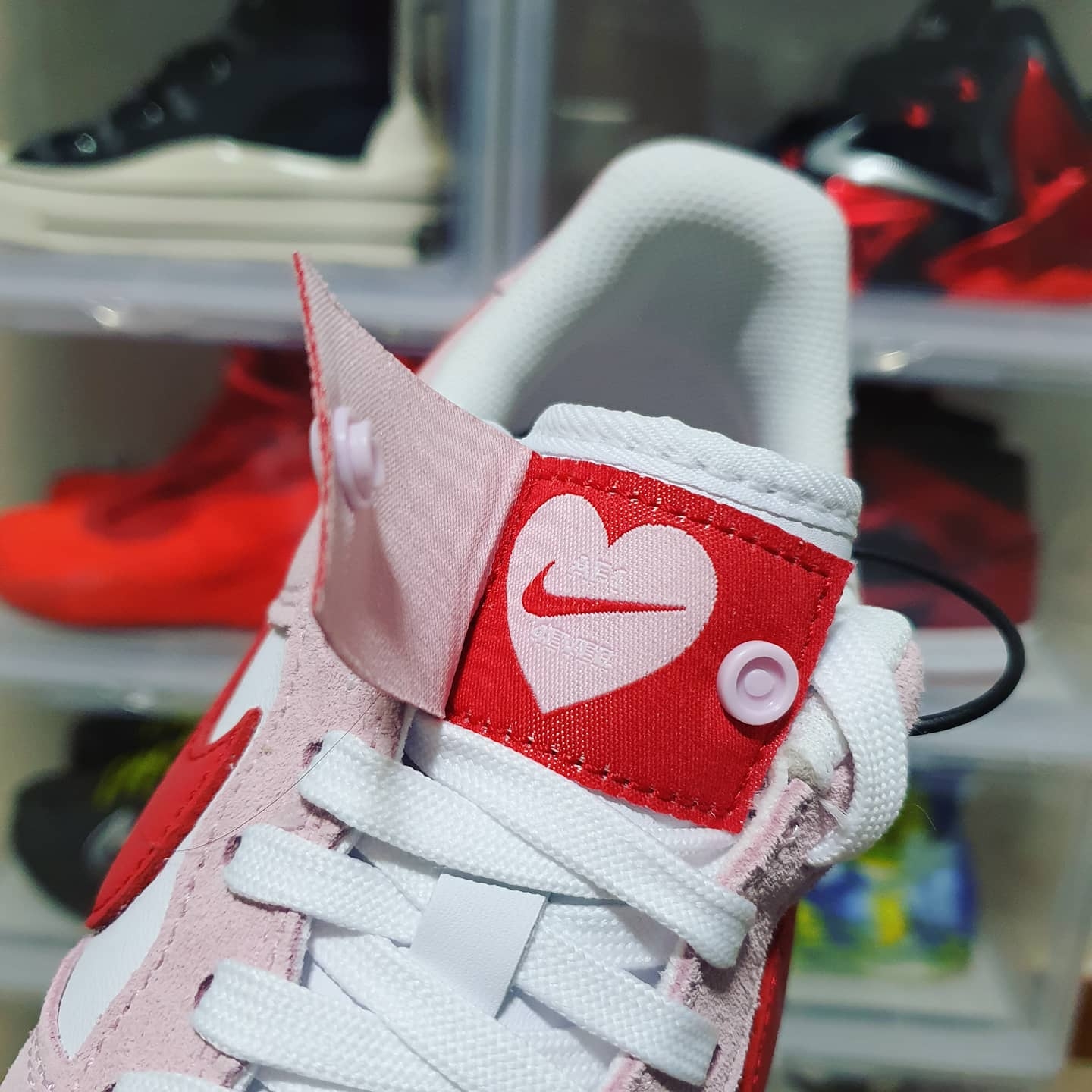 Nike Air Force 1 '07 QS Valentine's Day 착용 스타일 - 3