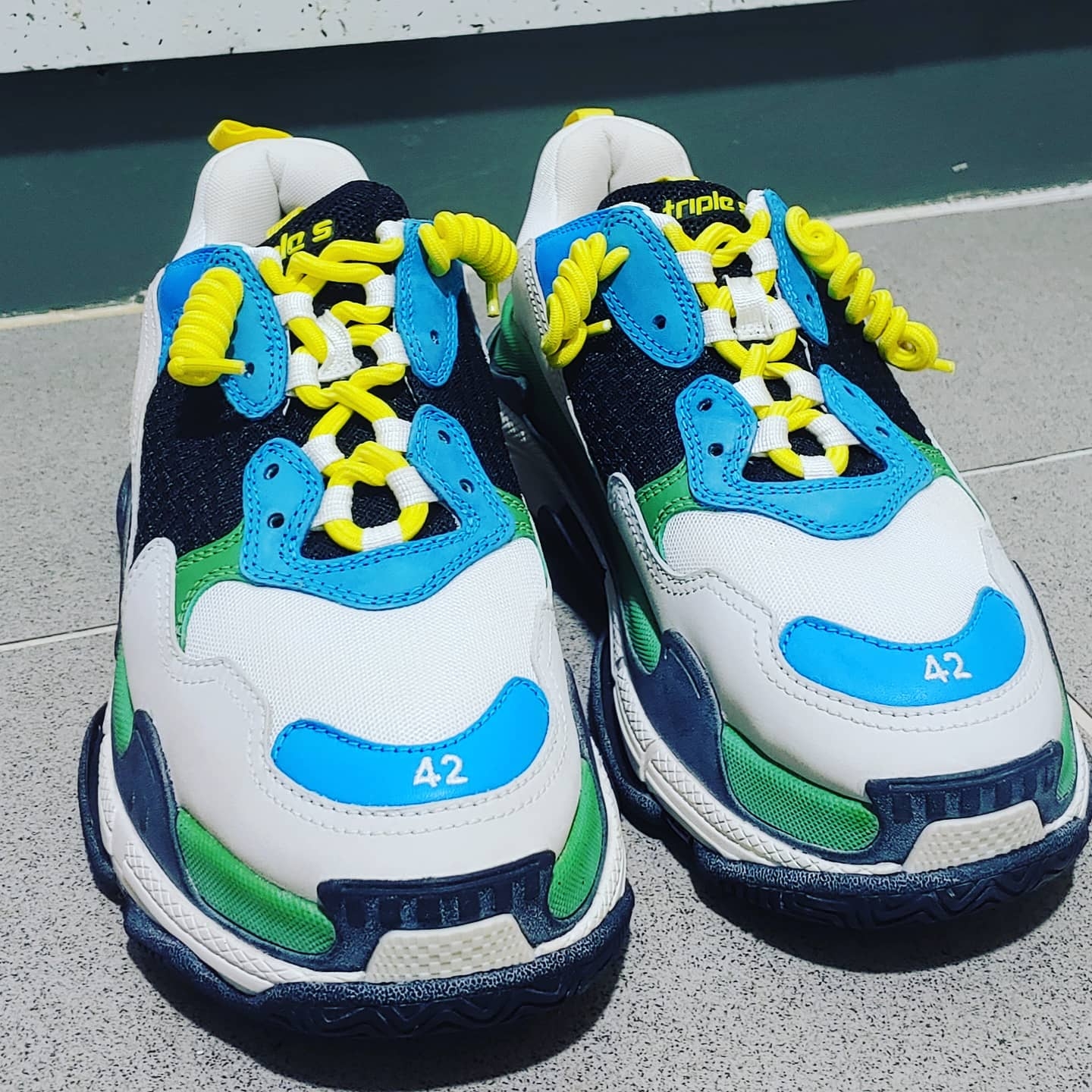 Balenciaga Triple S White Grey Turquoise 착용 스타일 - 1