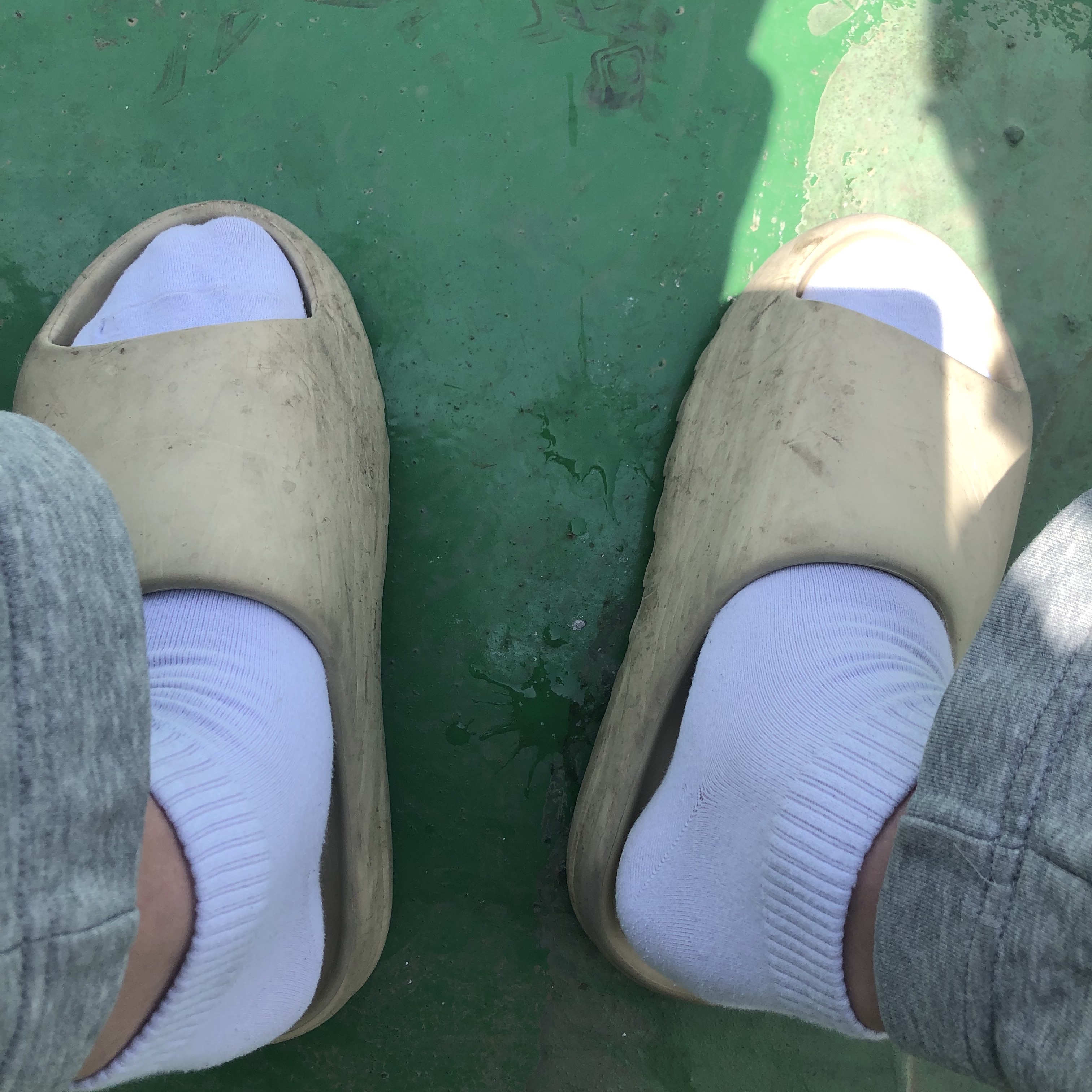 Adidas Yeezy Slide Bone 착용 스타일