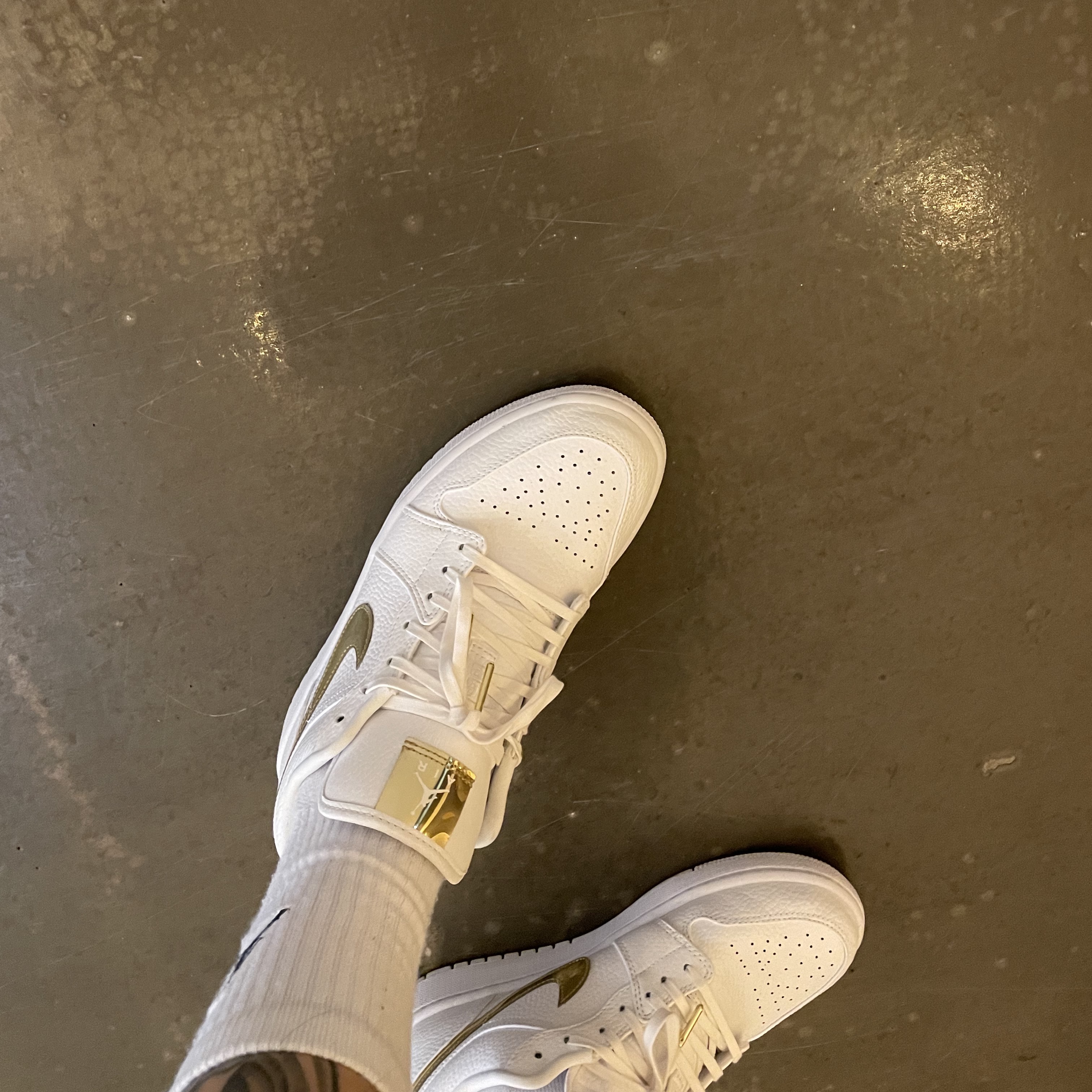 (W) Jordan 1 Low SE White Metallic Gold 착용 스타일
