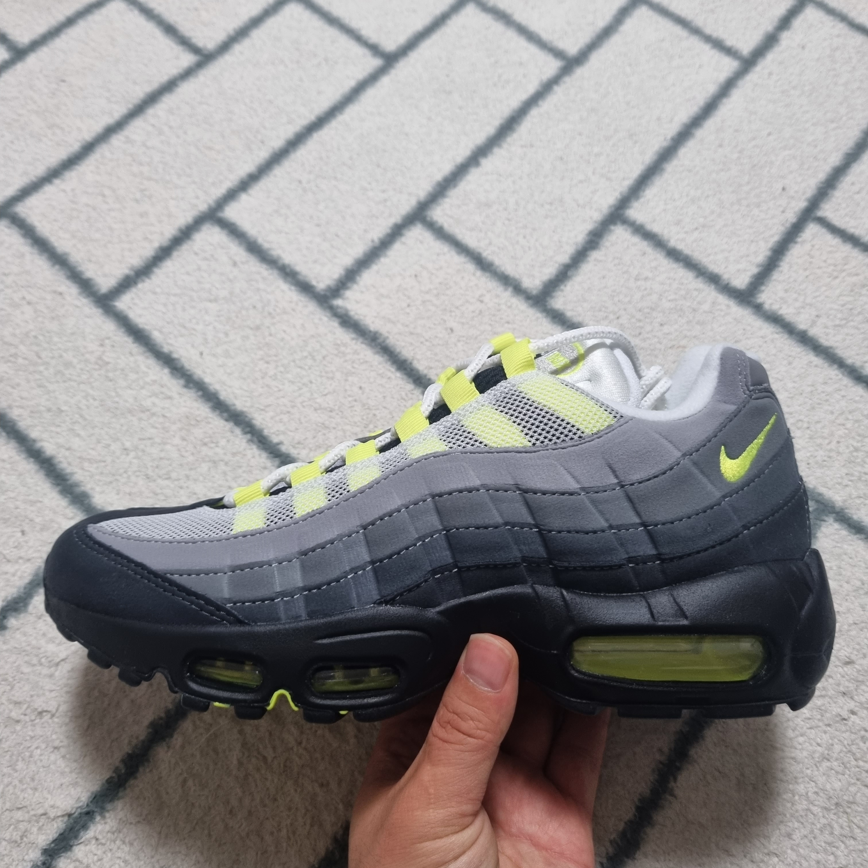 Nike Air Max 95 OG Neon Yellow 2020 착용 스타일 - 2